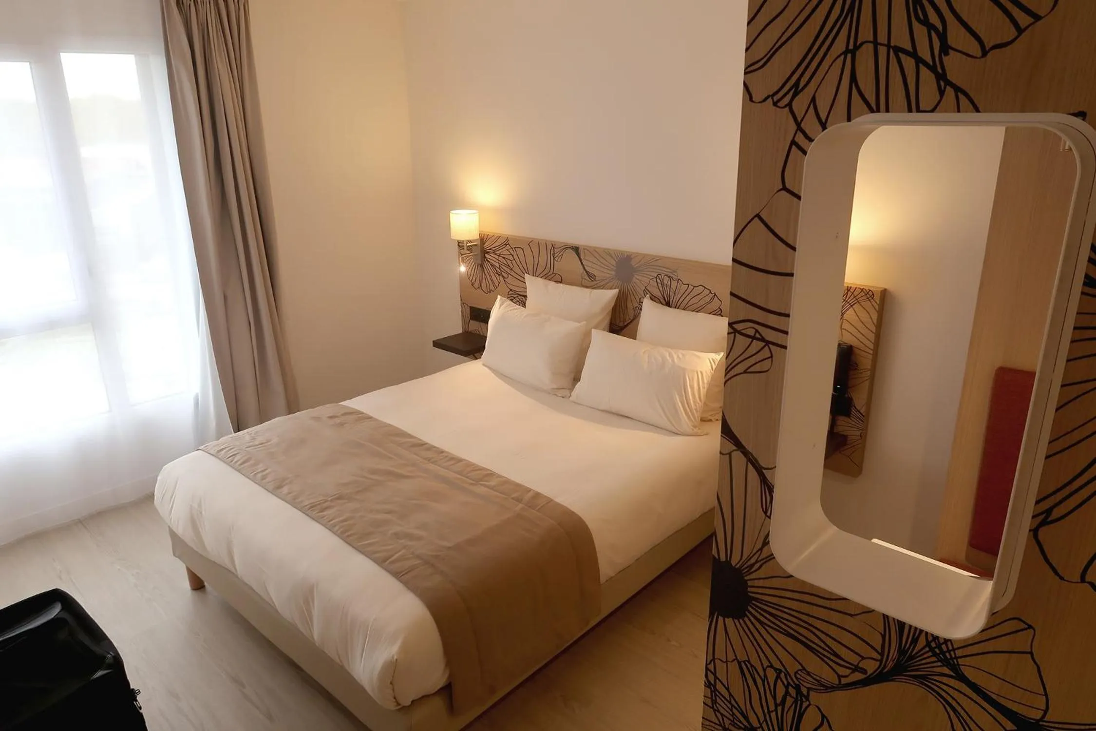 Photo of the whole room, Bed in COURRIER SUD