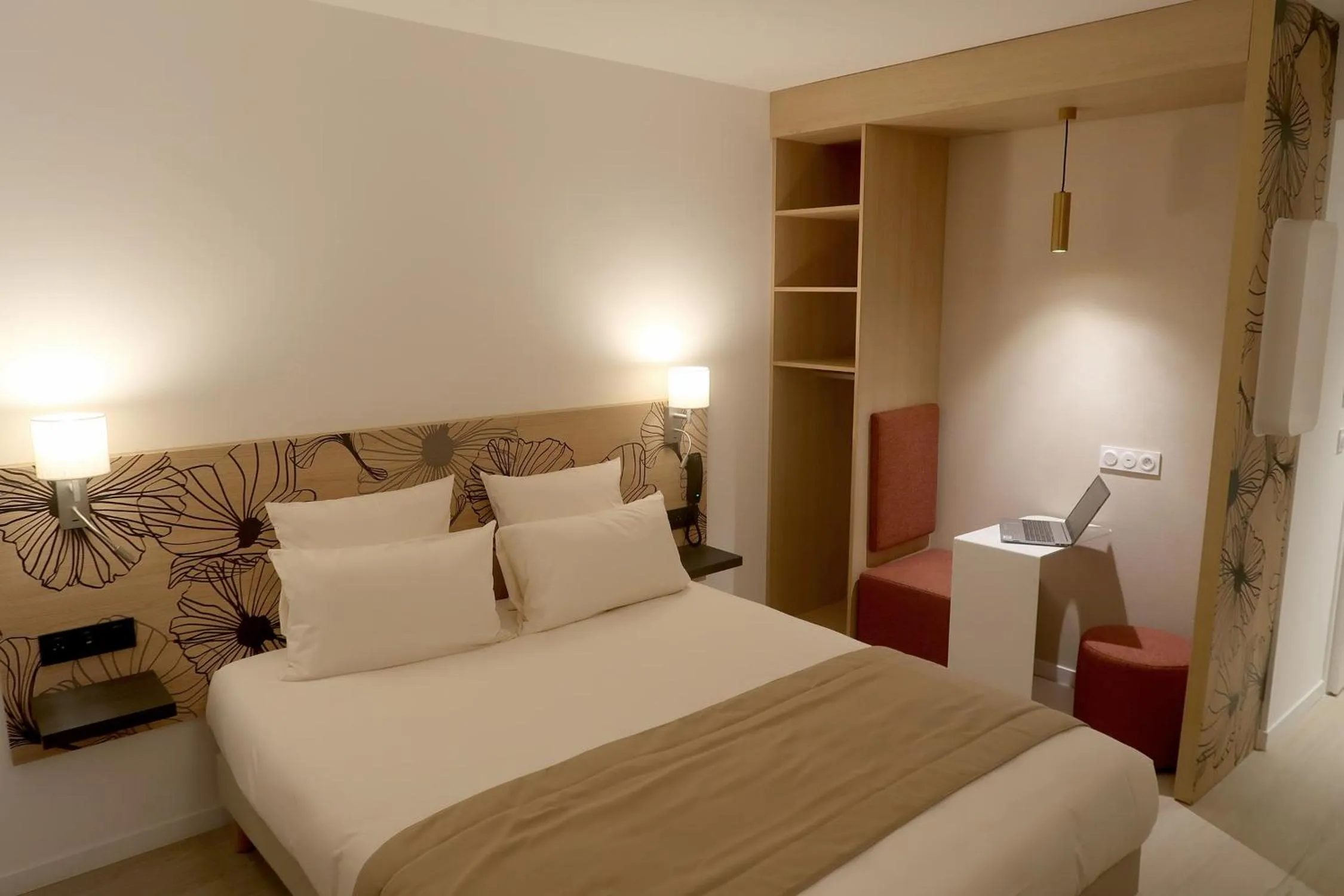 Bedroom, Bed in COURRIER SUD