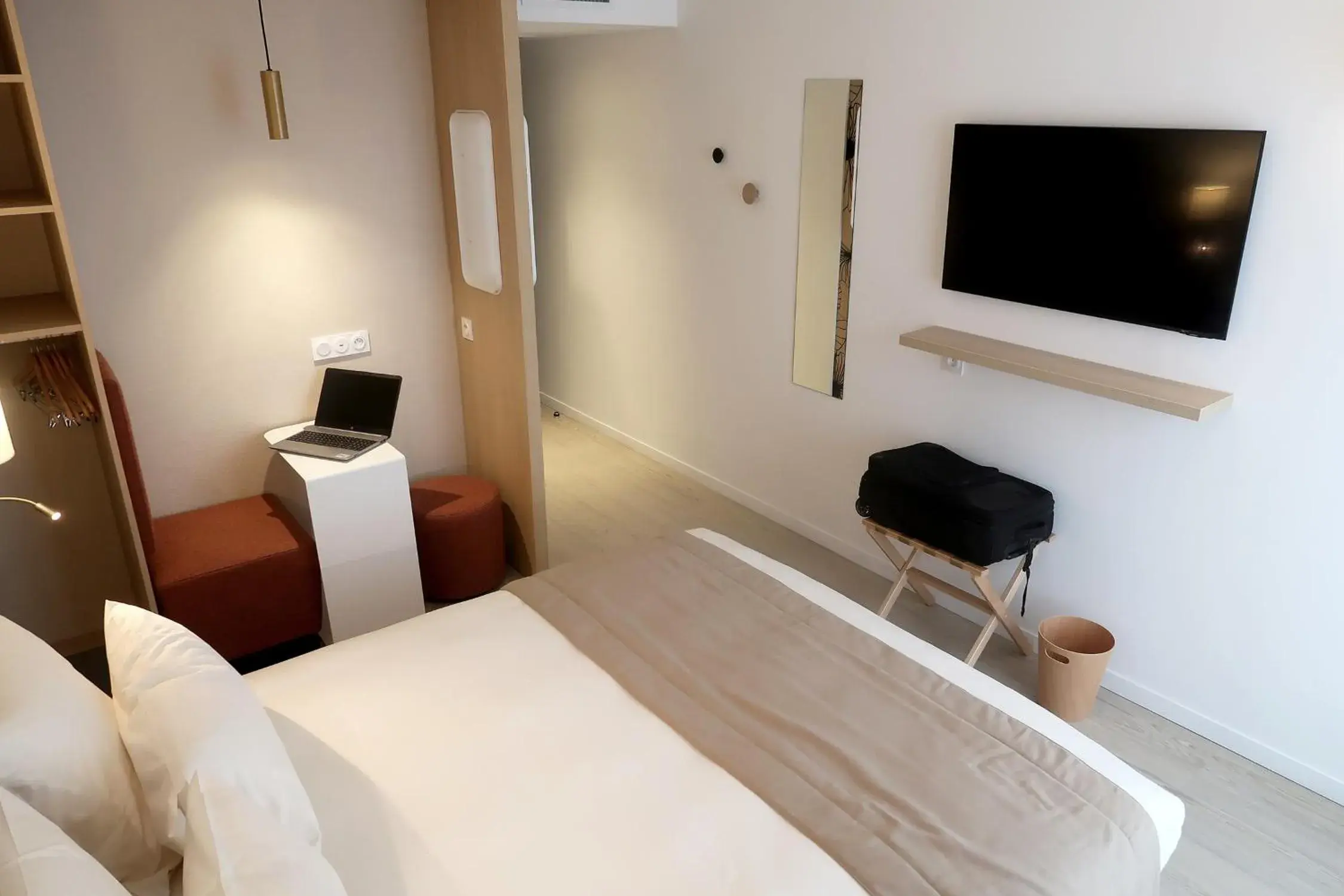 Photo of the whole room, Bed in COURRIER SUD Photo of the whole room, Bed in COURRIER SUD