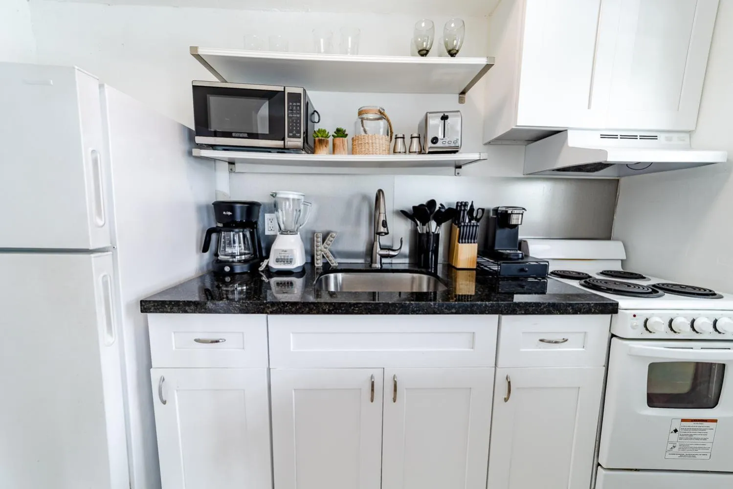 Kitchen or kitchenette in The Blue Parrot