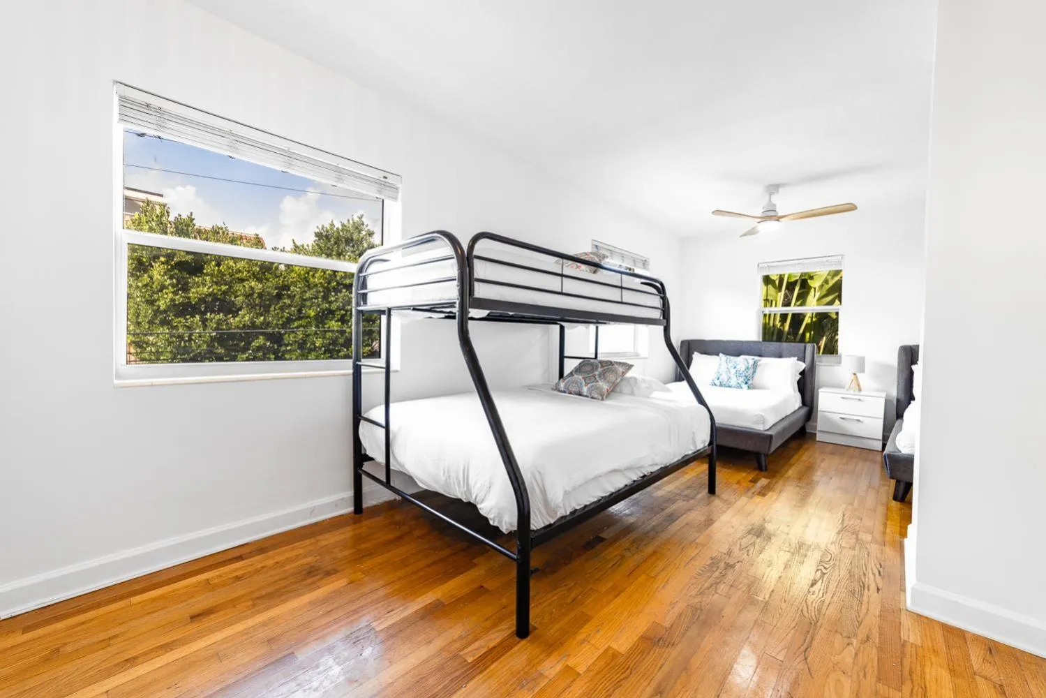 Bedroom, Bed in The Blue Parrot