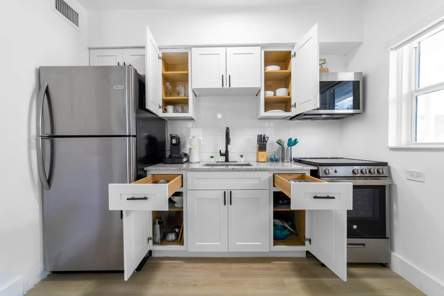 Kitchen or kitchenette in The Blue Parrot