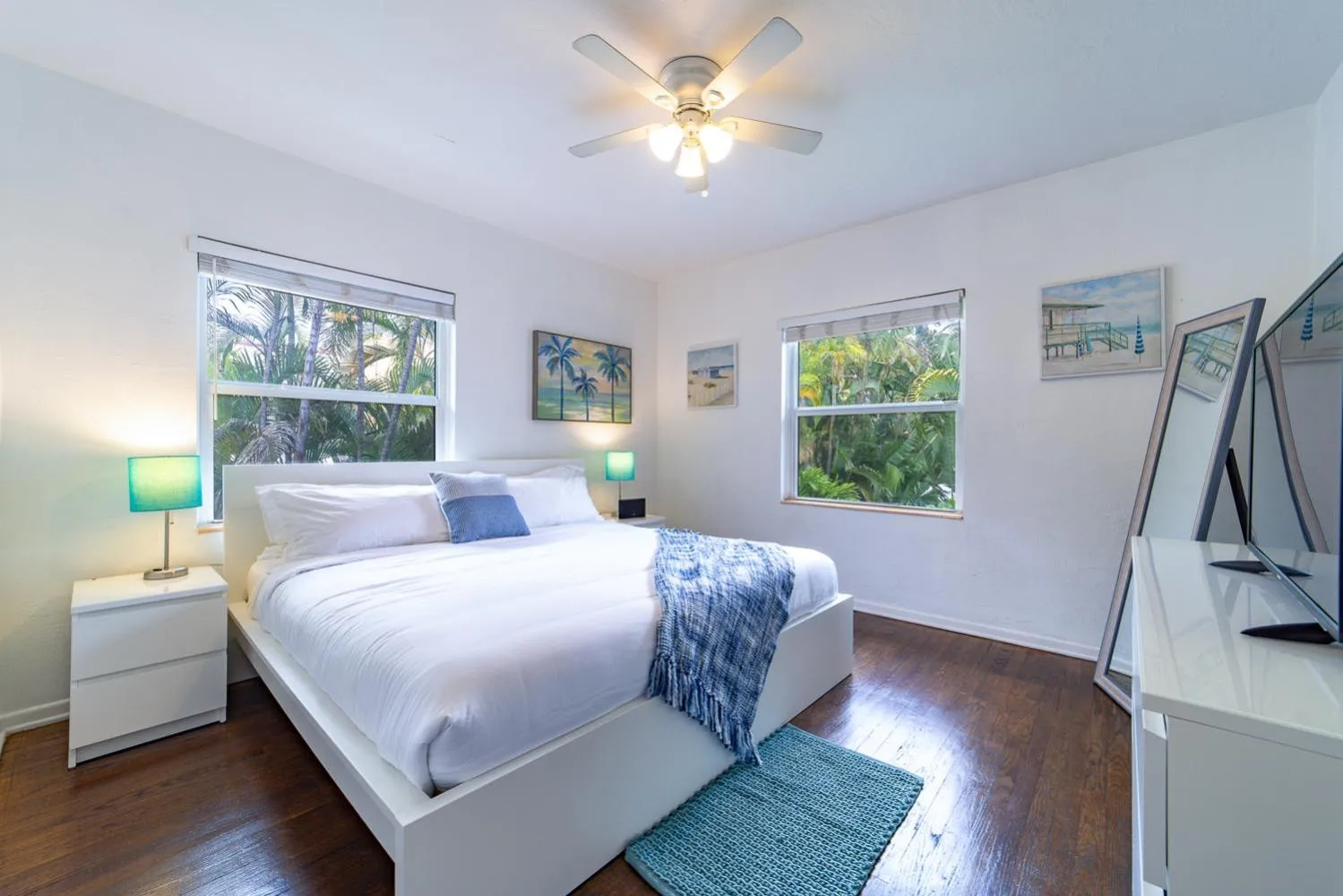 Bedroom, Bed in The Blue Parrot