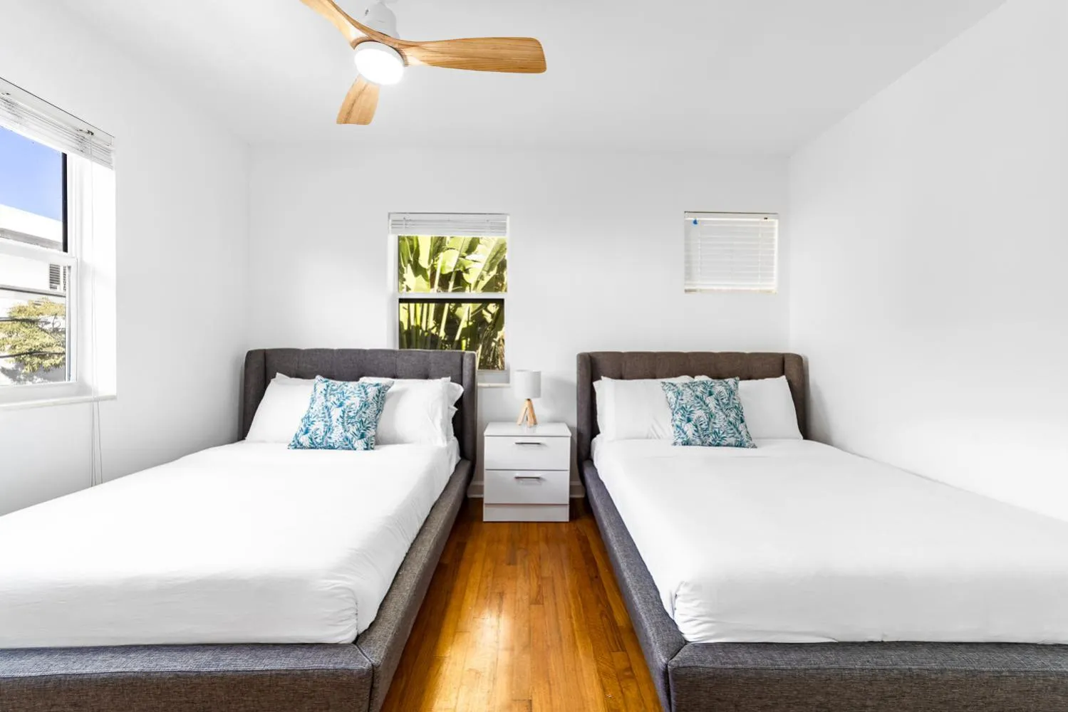 Bedroom, Bed in The Blue Parrot