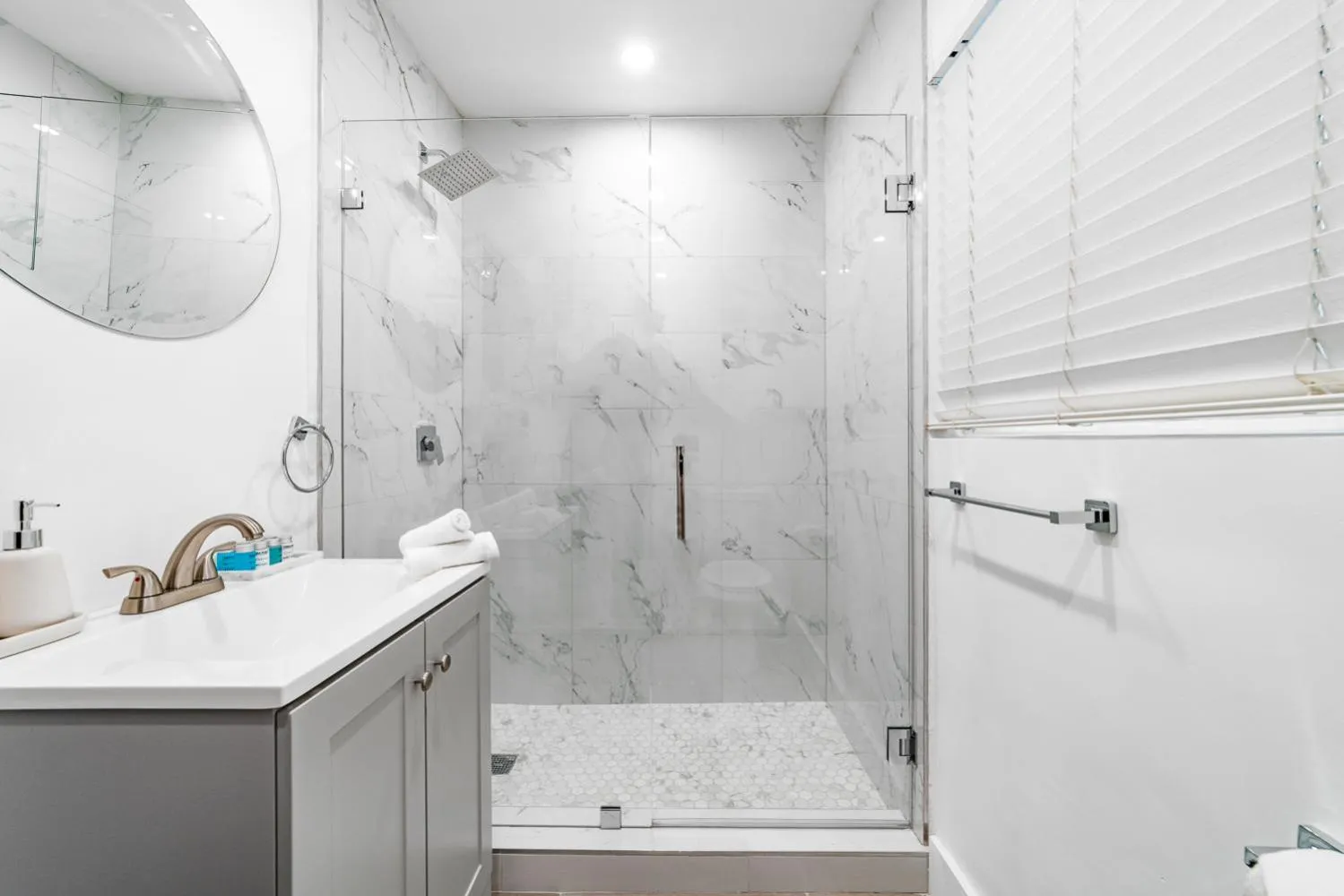 Bathroom in The Blue Parrot