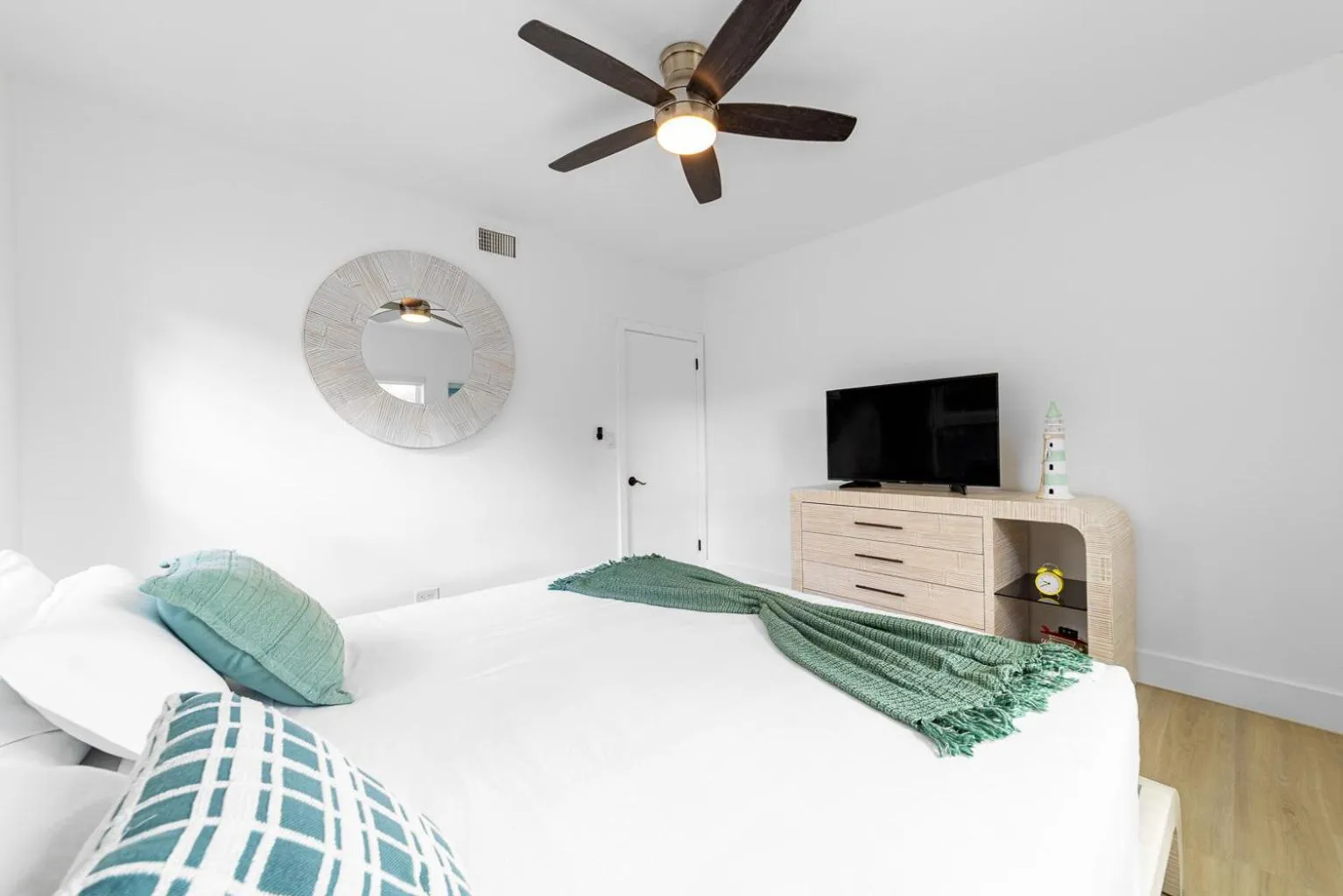 Communal lounge/ TV room, Bed in The Blue Parrot