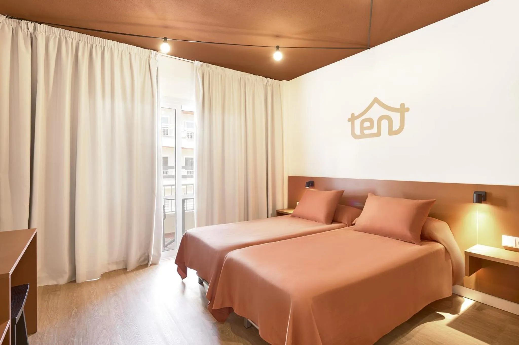 Photo of the whole room, Bed in tent Bahia de Palma