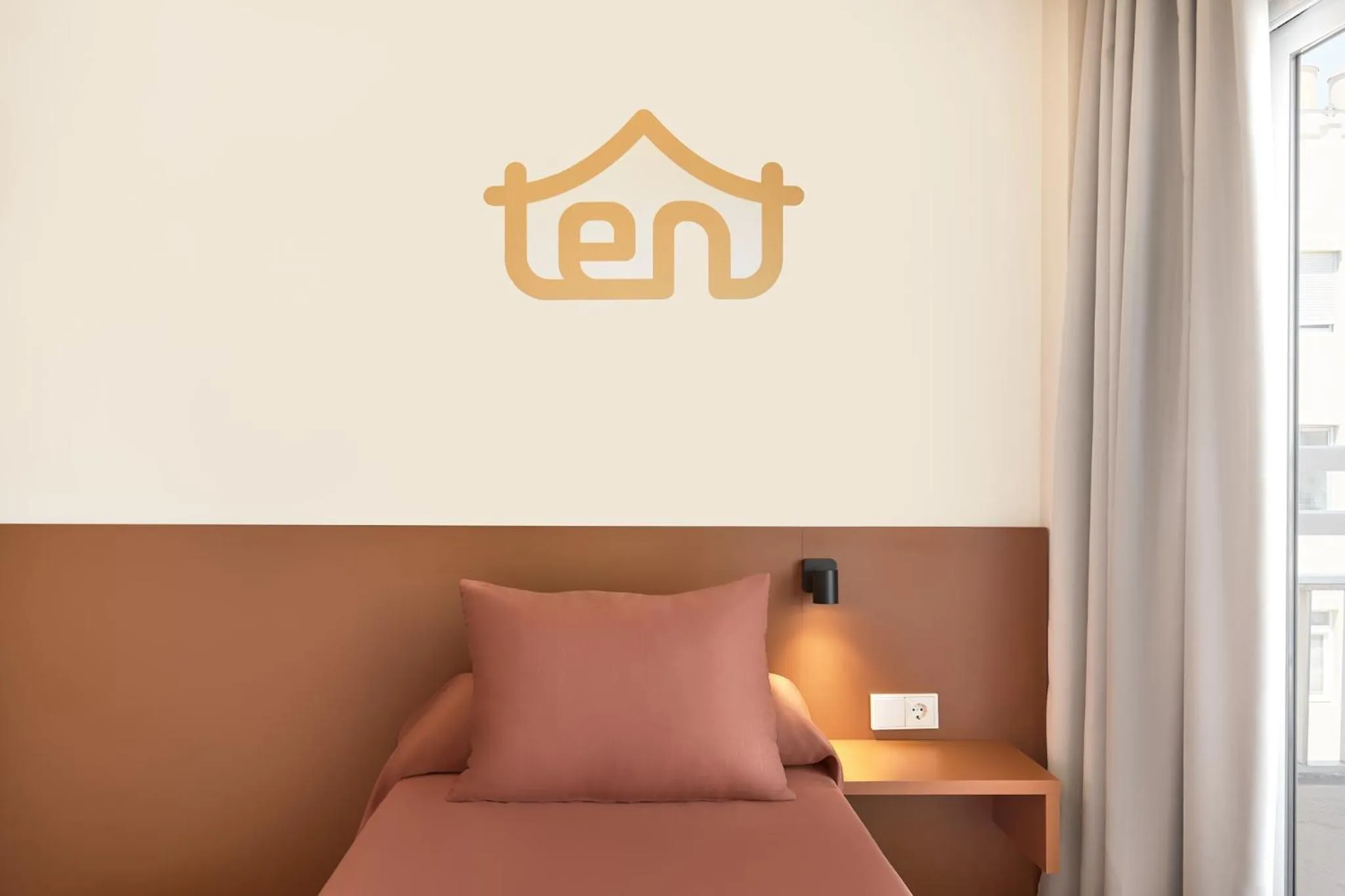 Photo of the whole room, Bed in tent Bahia de Palma