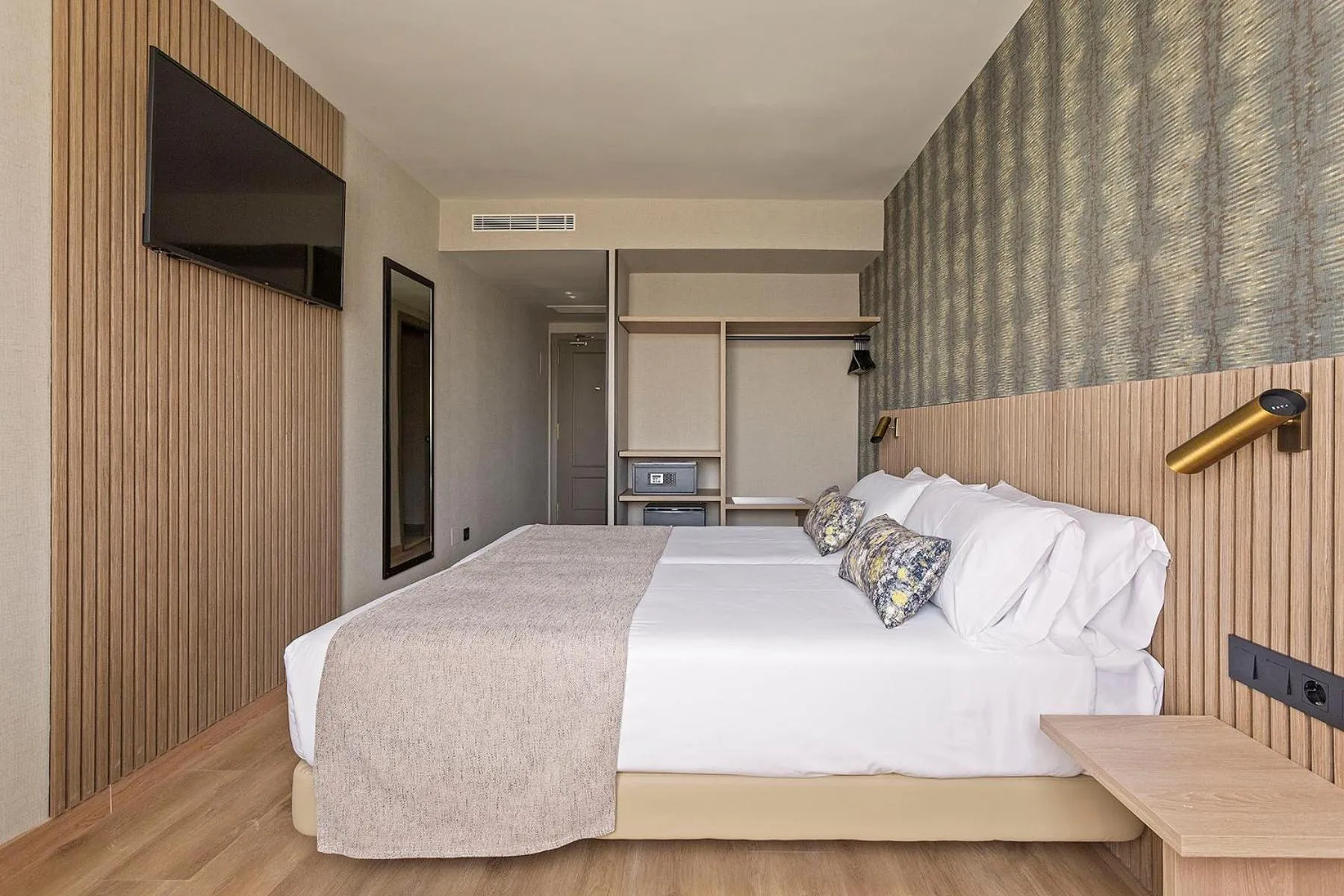 Bed in Acta Pirámides