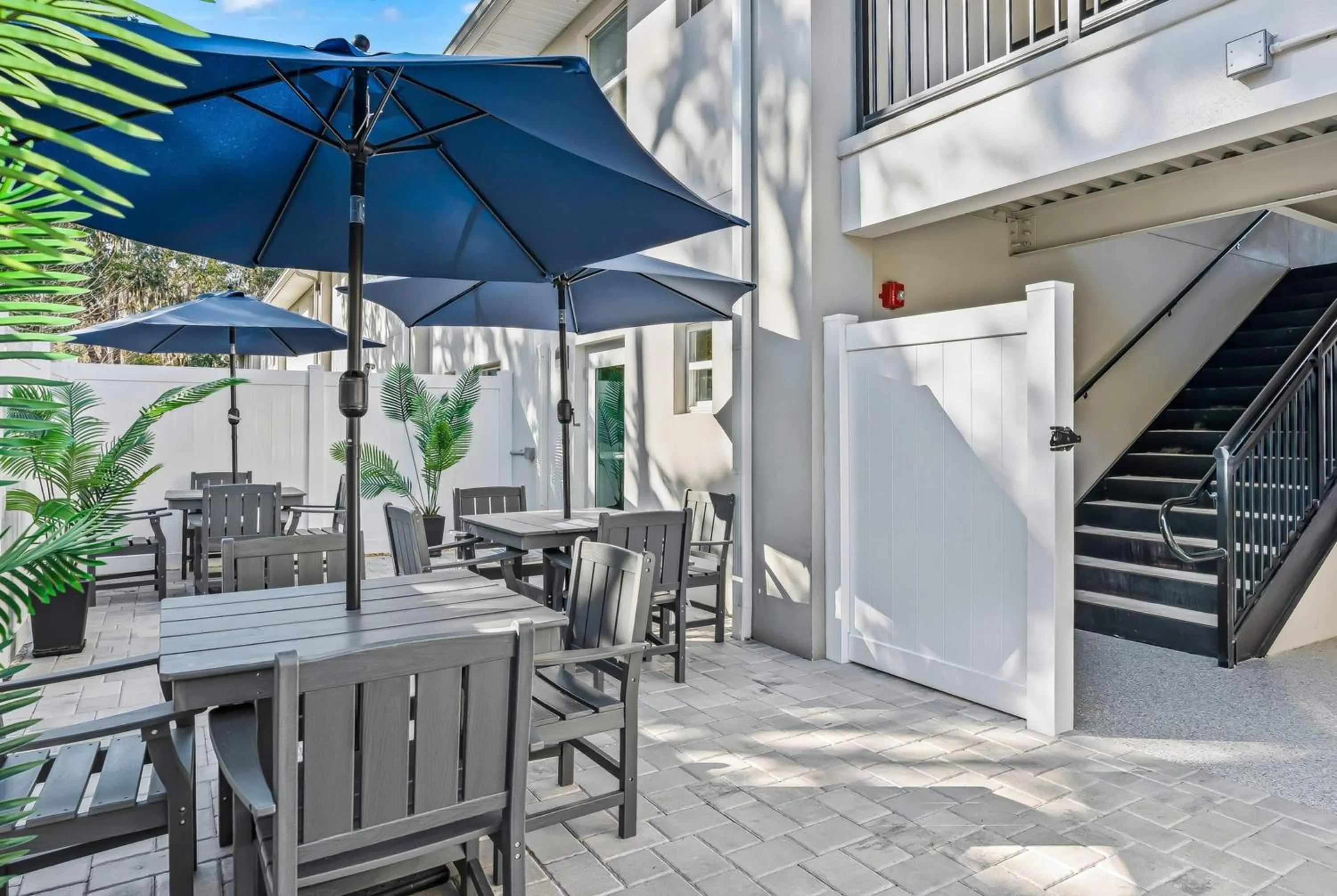 Inner courtyard view in Baymont by Wyndham Ocala Suites