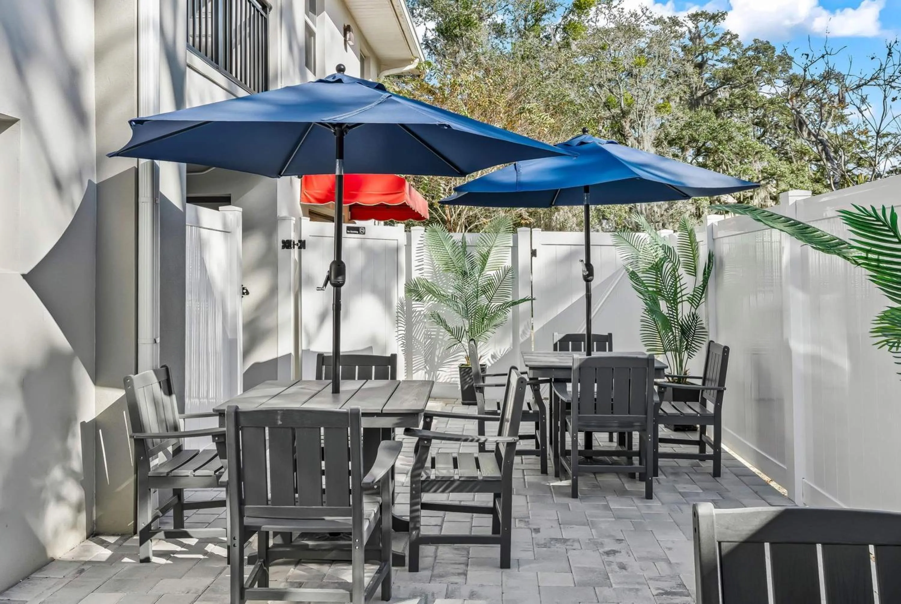 Inner courtyard view in Baymont by Wyndham Ocala Suites