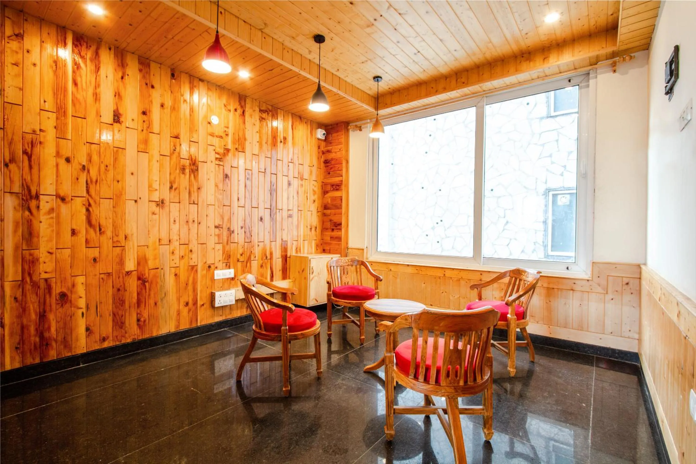 Communal lounge/ TV room in Tripli Hotels Stone House Cottage