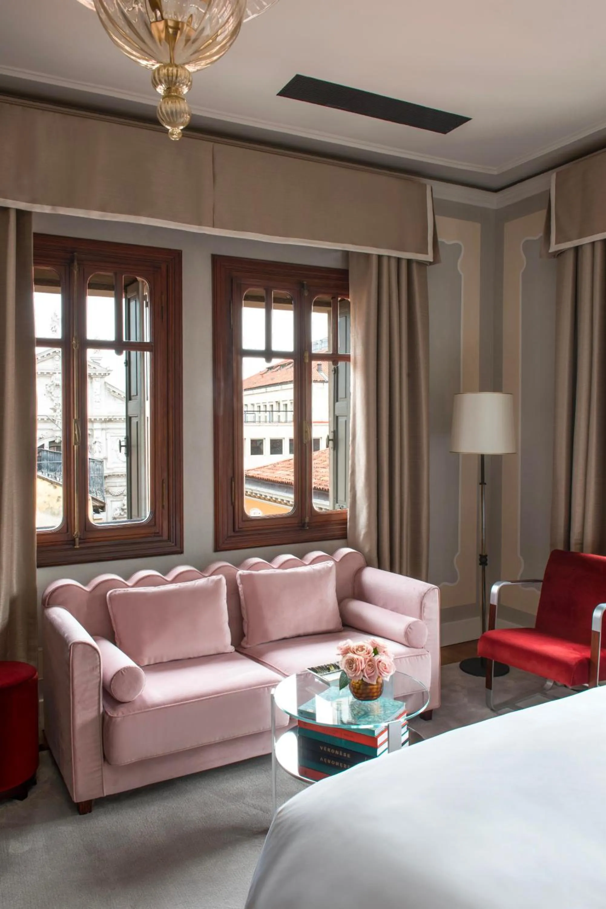 Seating area, Bed in Nolinski Venezia - Evok Collection