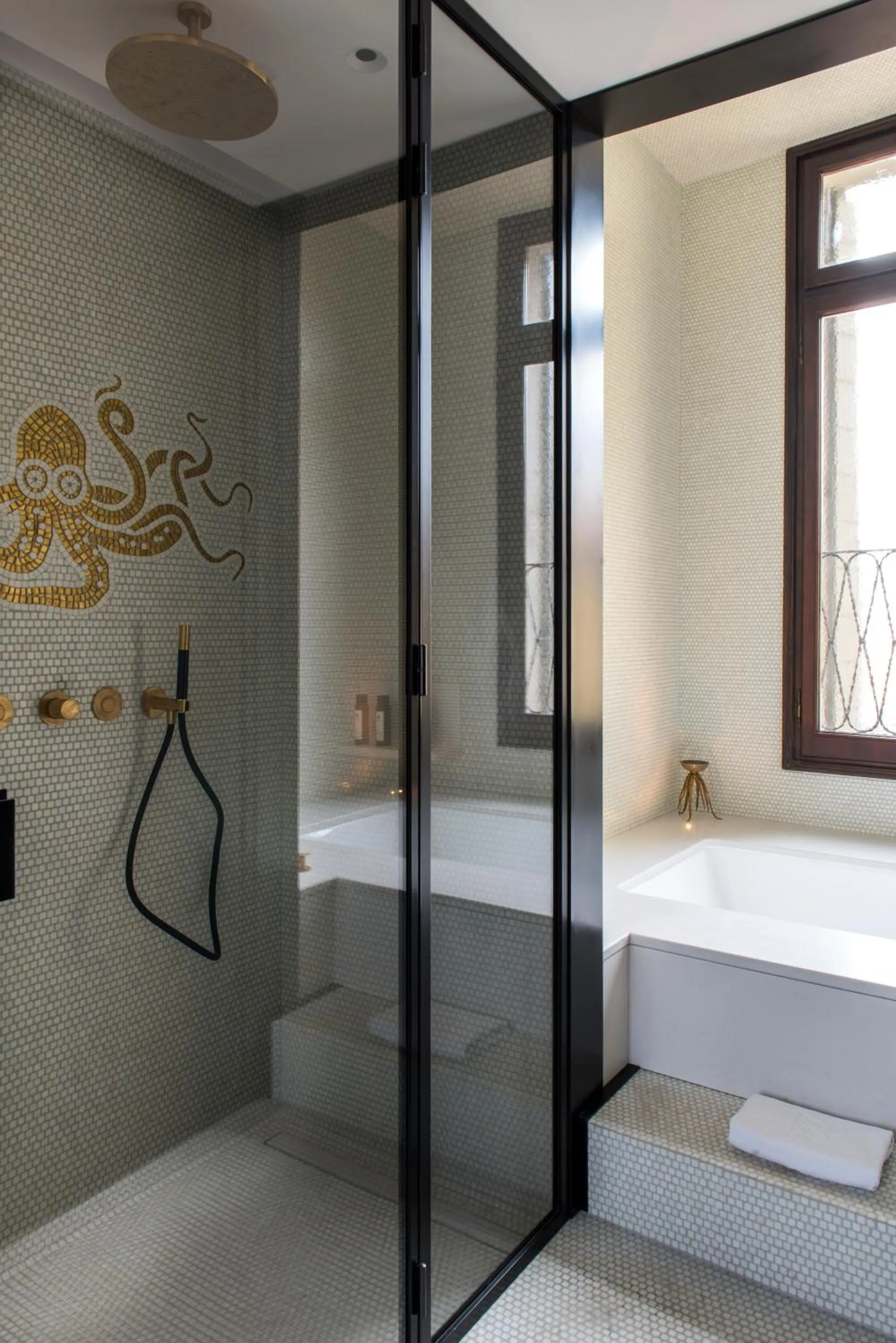 Shower, Bed in Nolinski Venezia - Evok Collection