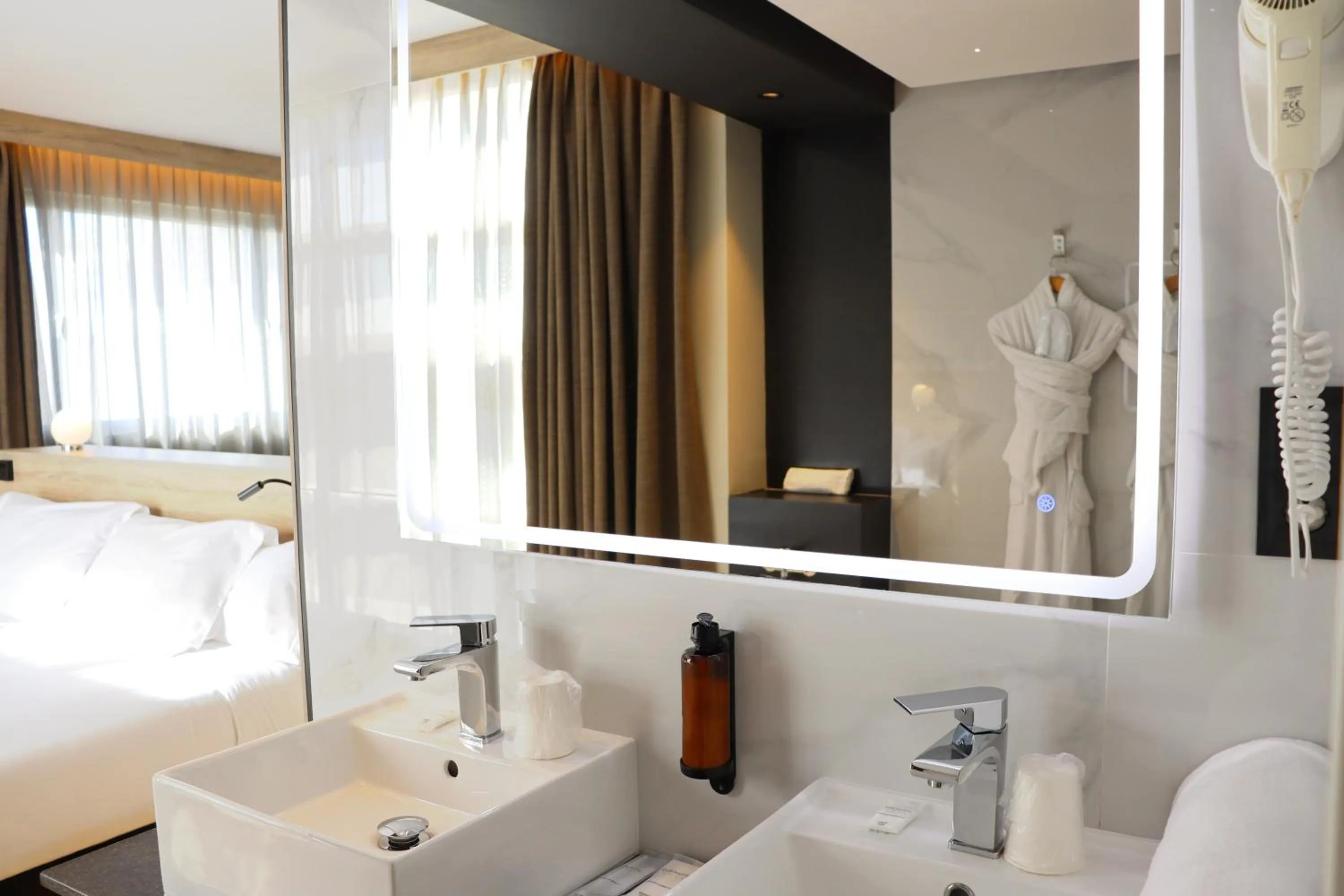 Bathroom, Bed in Eurohotel Diagonal Port