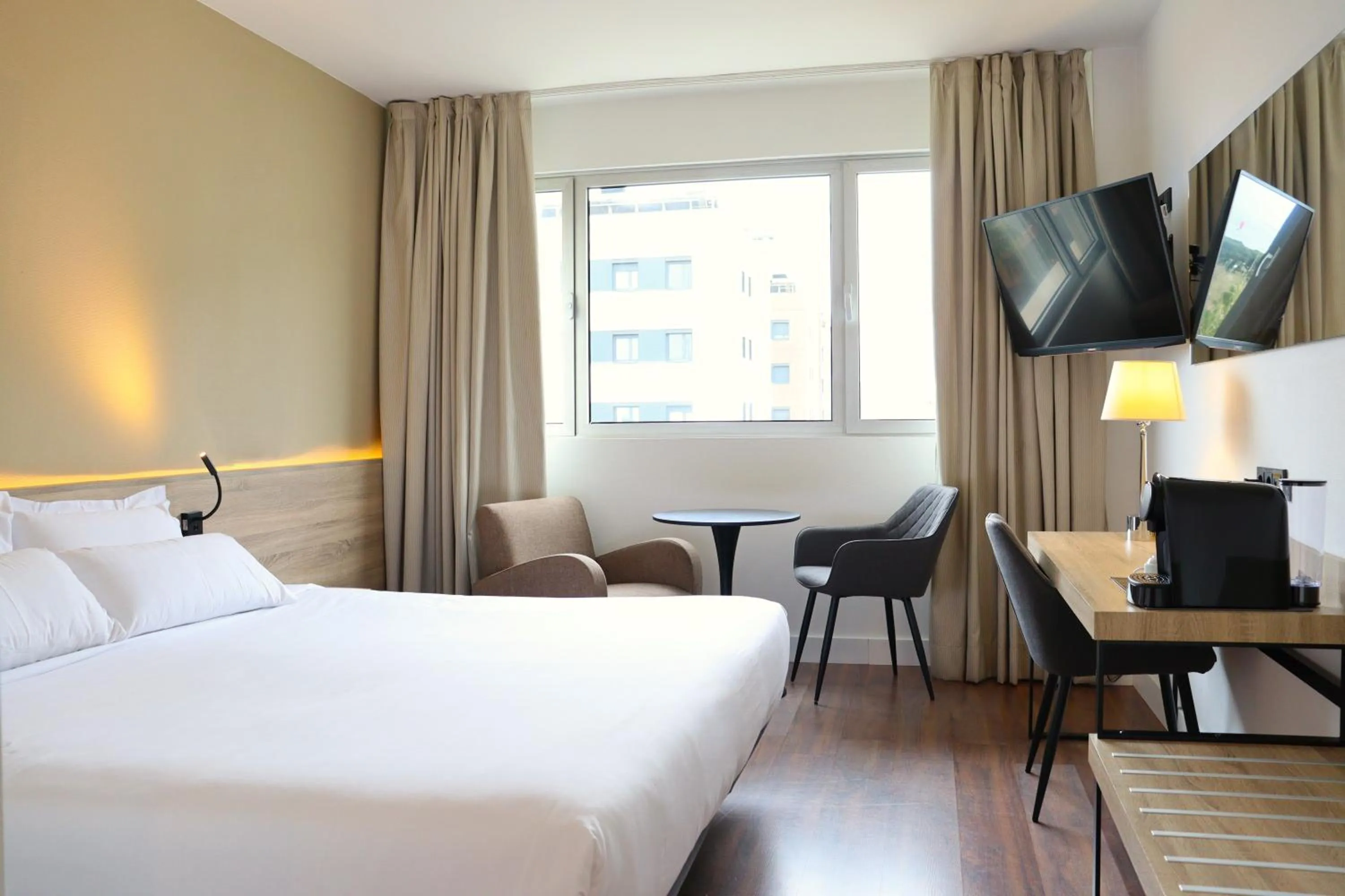 Coffee/tea facilities, Bed in Eurohotel Diagonal Port