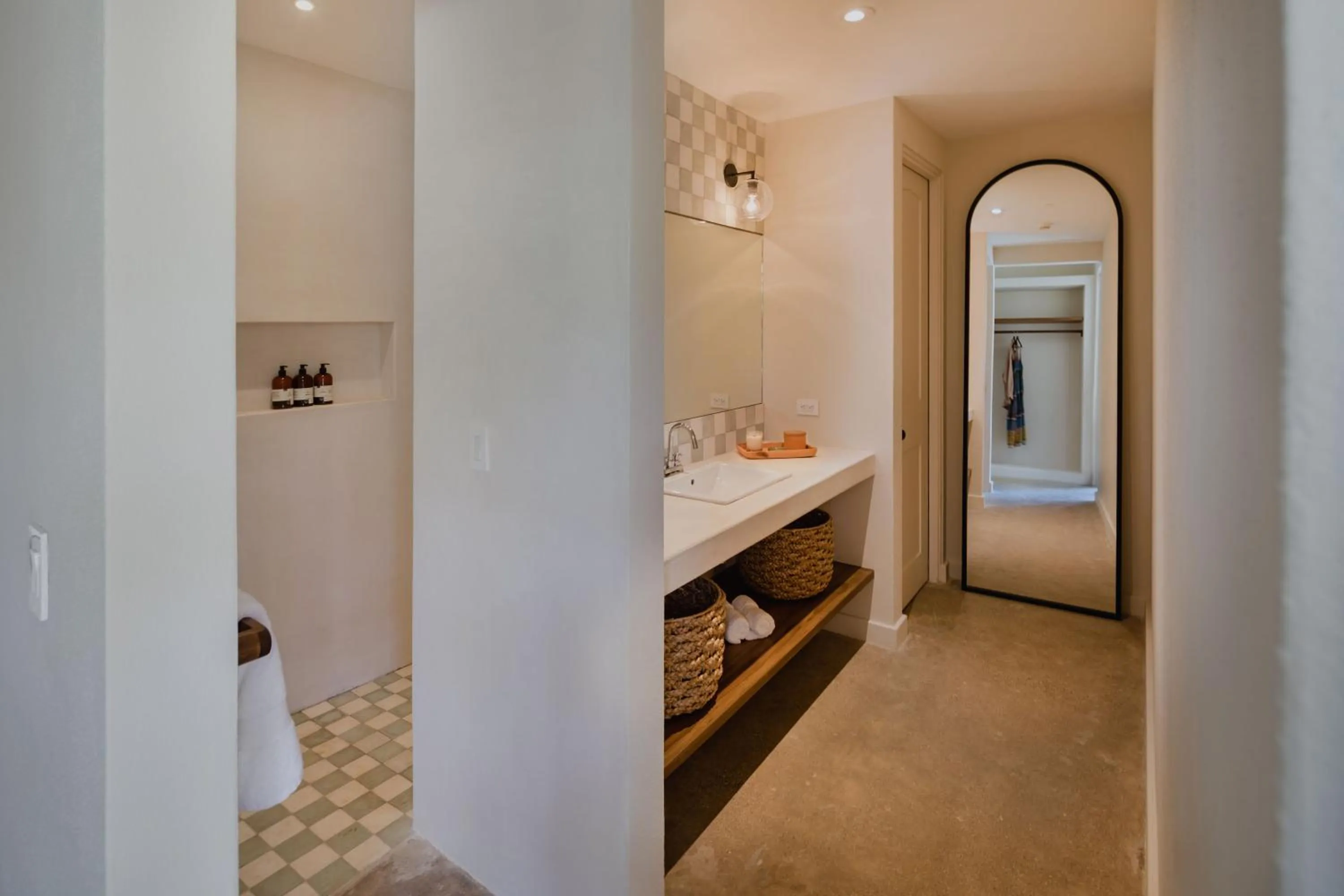 Bathroom, Bed in Sendero Hotel