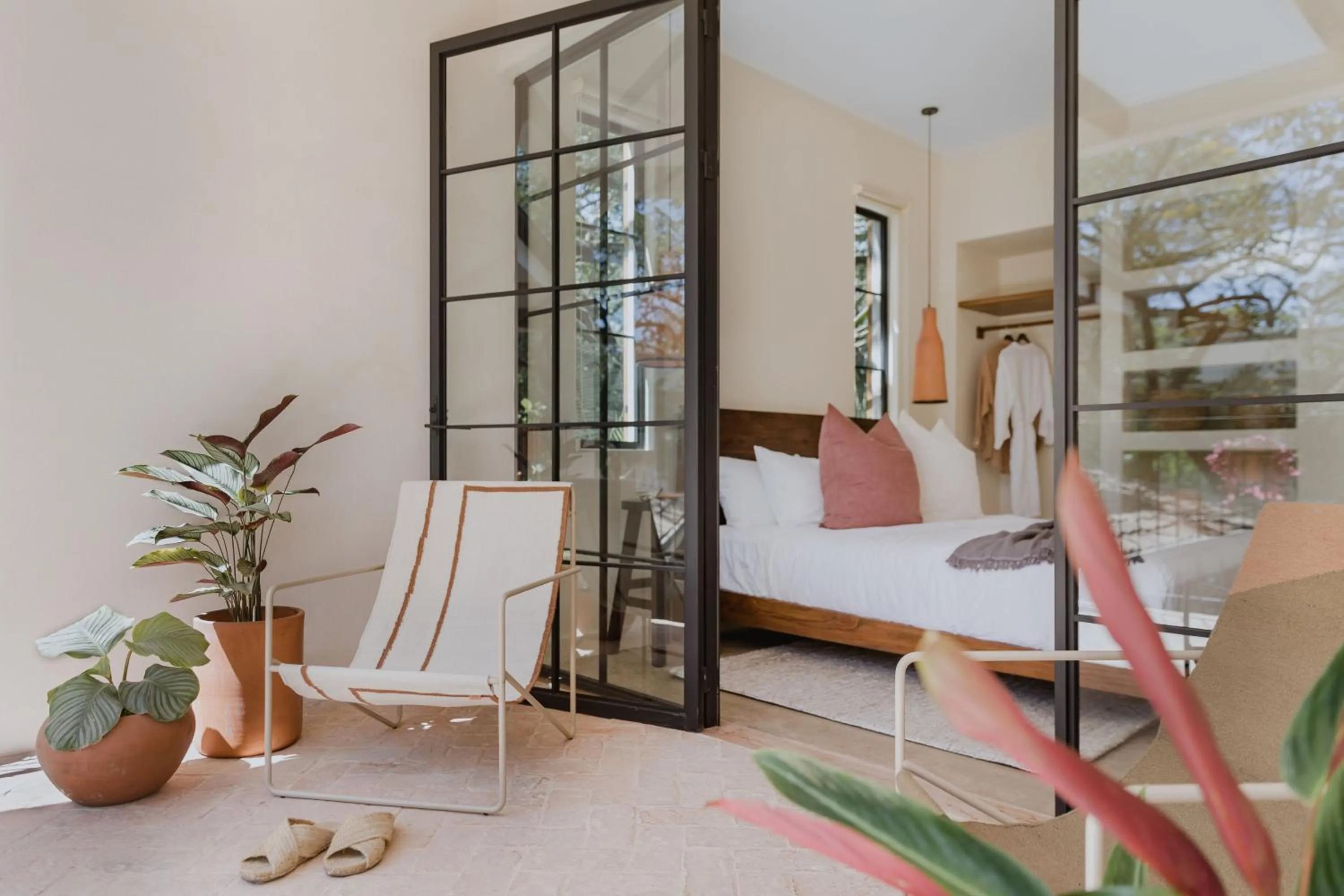 Patio, Bed in Sendero Hotel