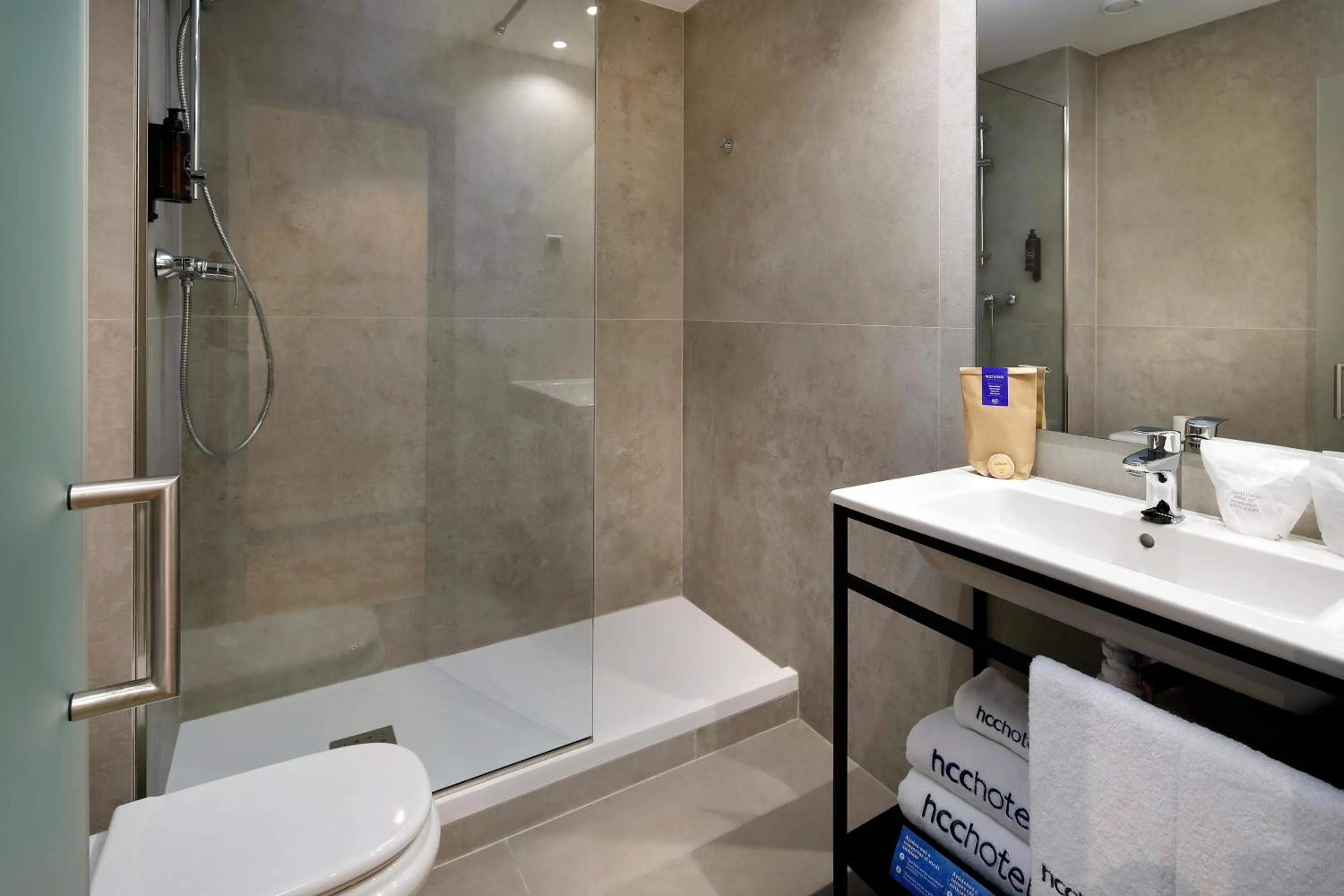 Shower in HCC Montblanc