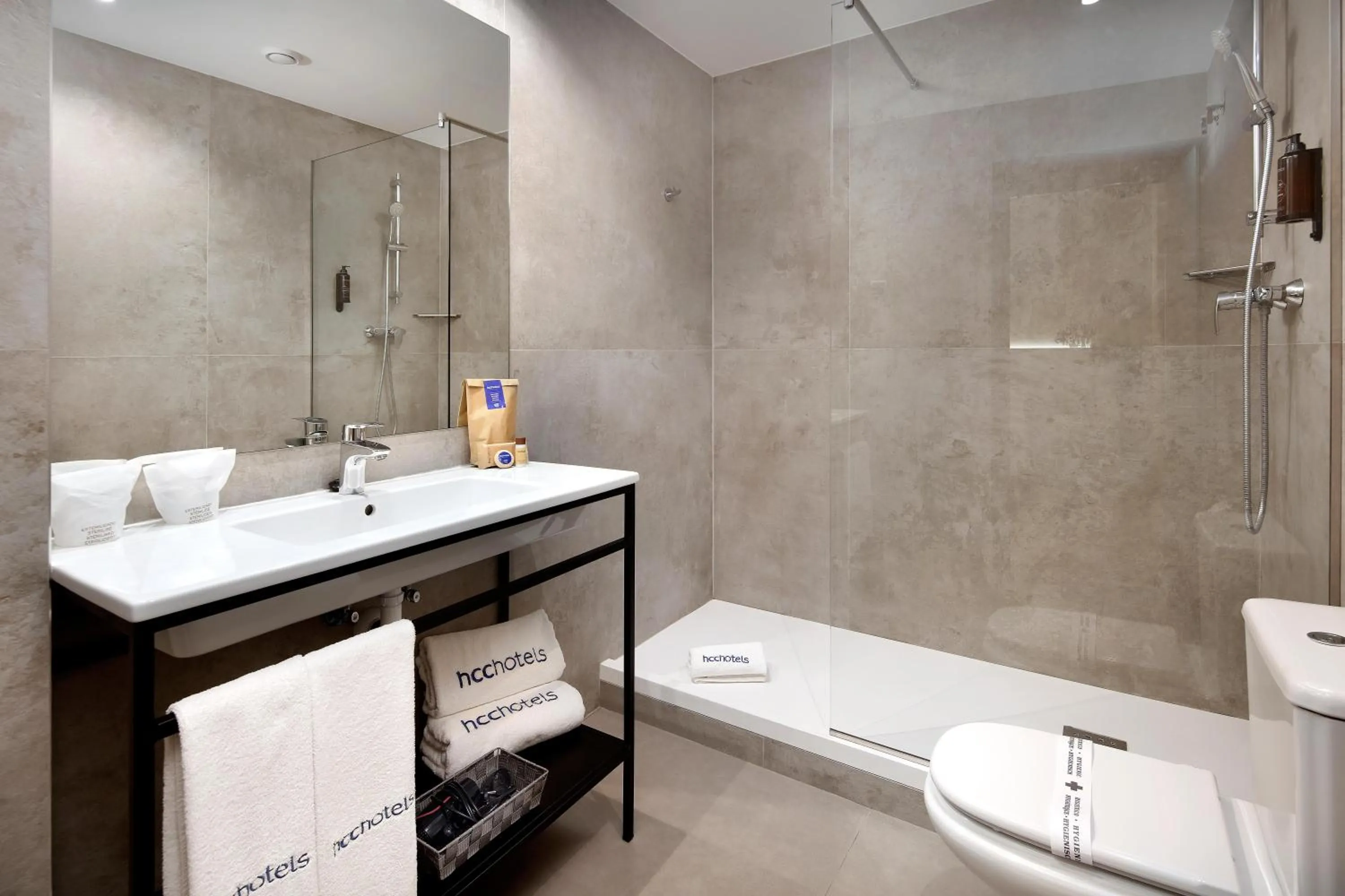 Shower in HCC Montblanc