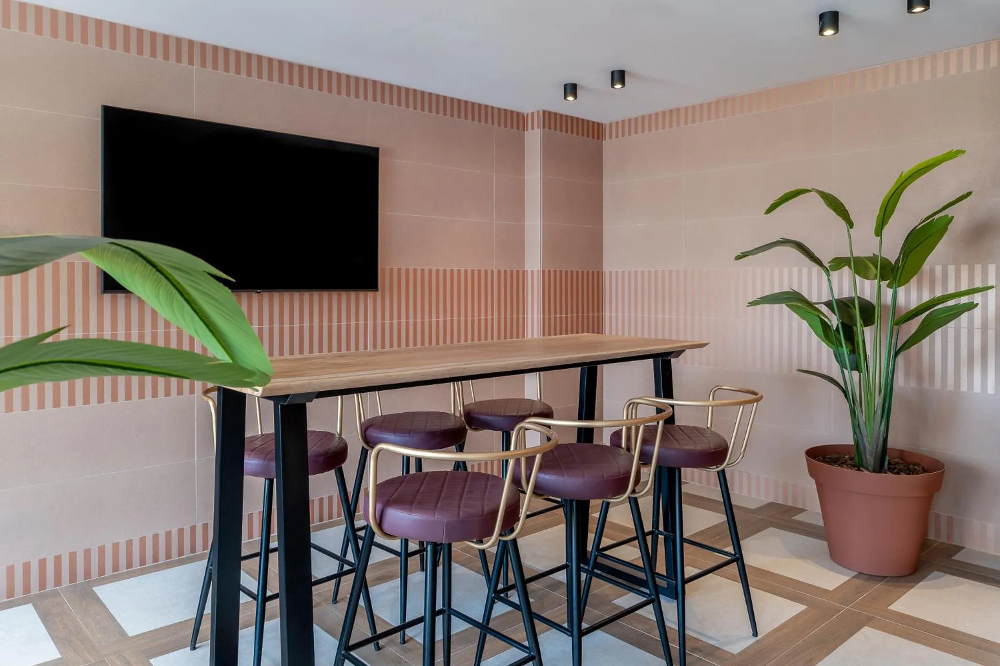 Communal lounge/ TV room in tent Arenal