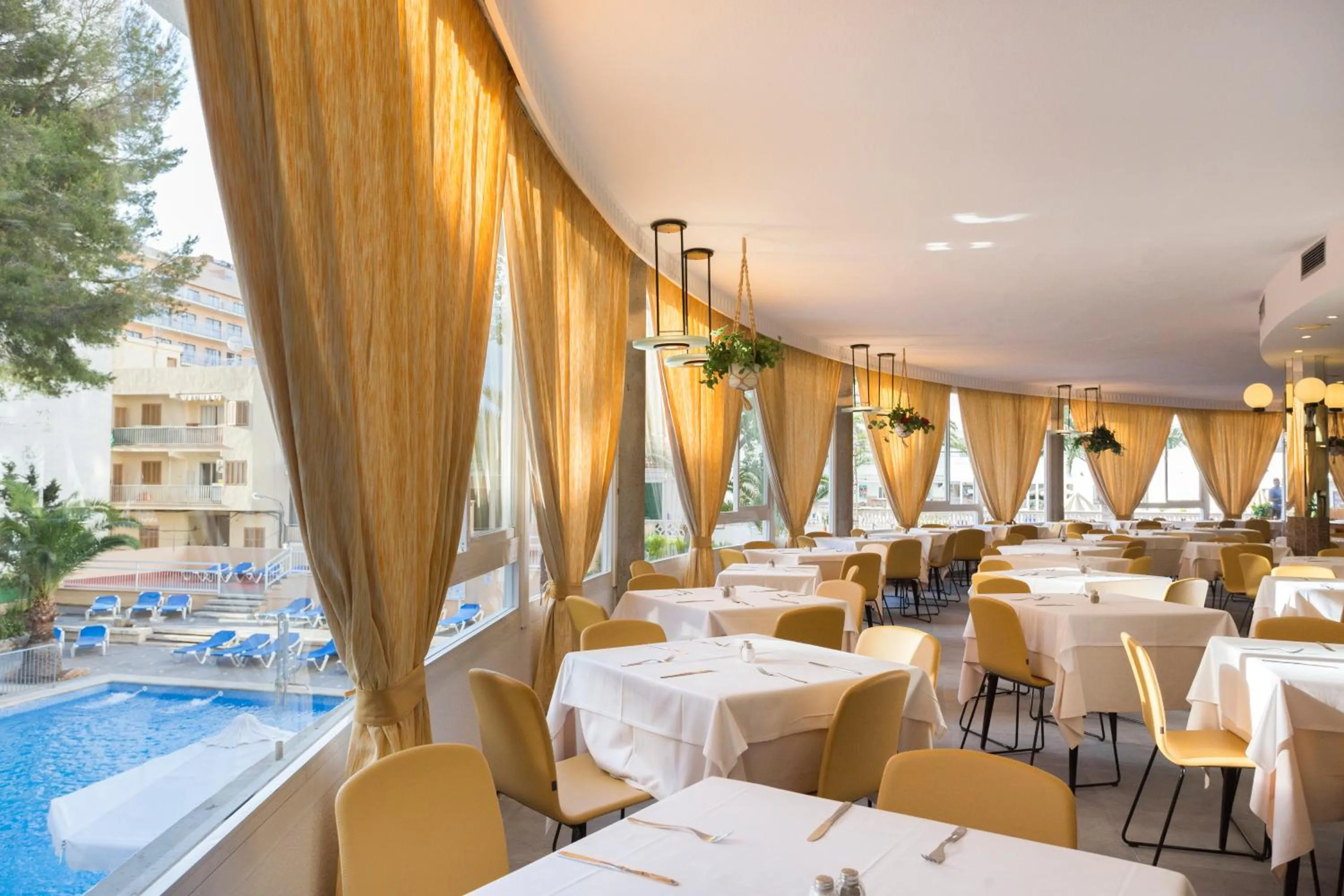 Restaurant/places to eat, Pool View in Pinero Tal