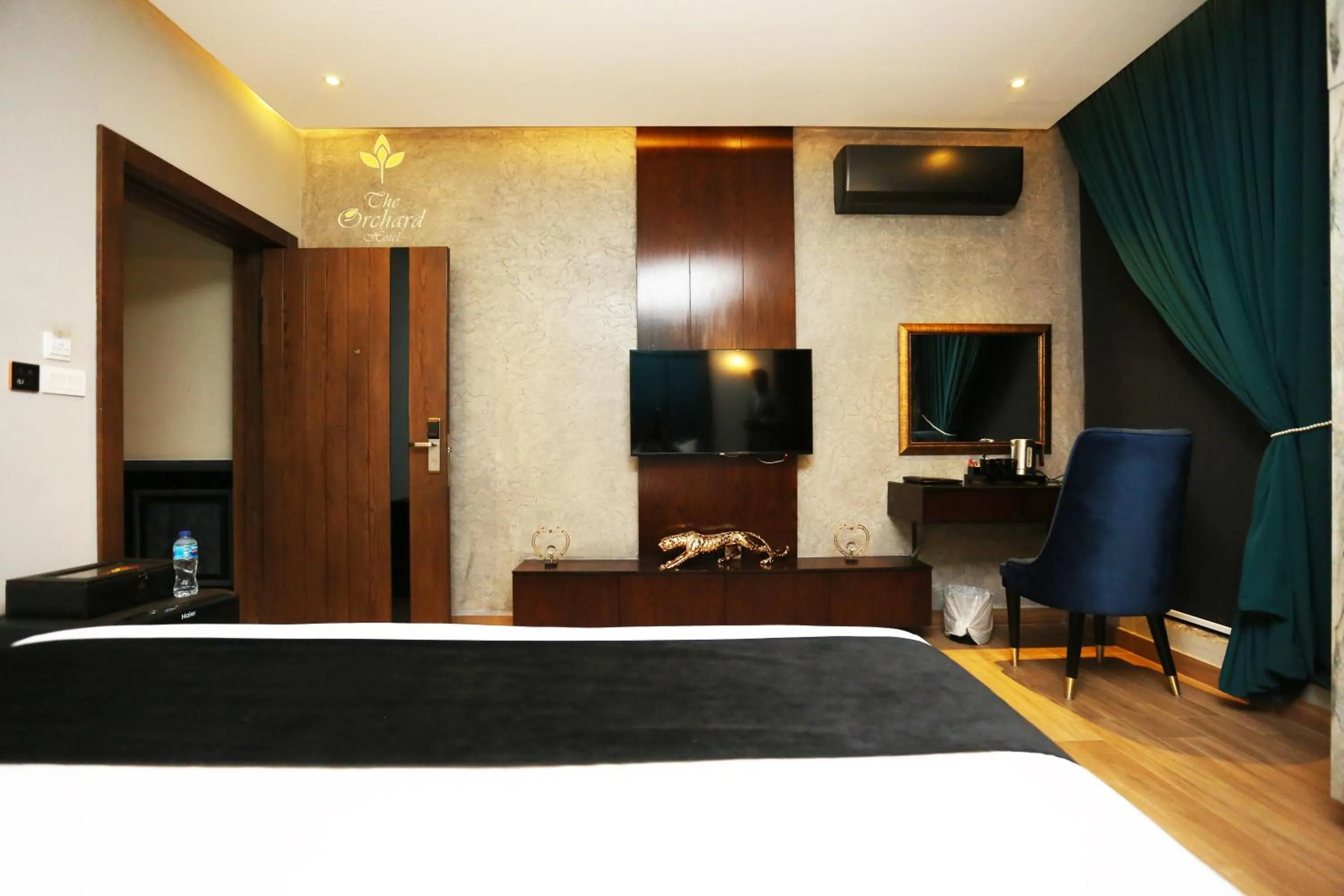 Bed in The Orchard Hotel Lahore