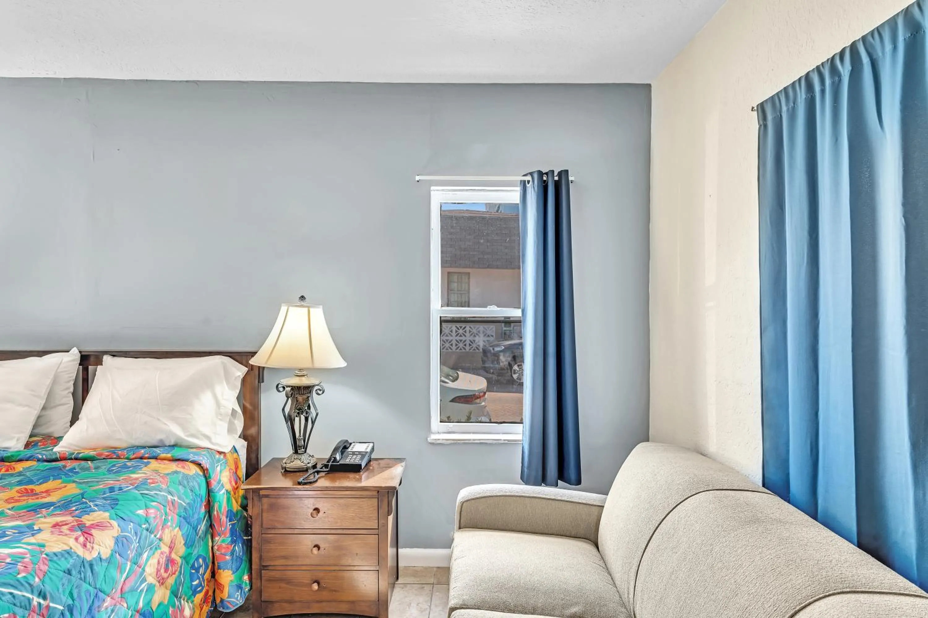 Seating area, Bed in Charter House