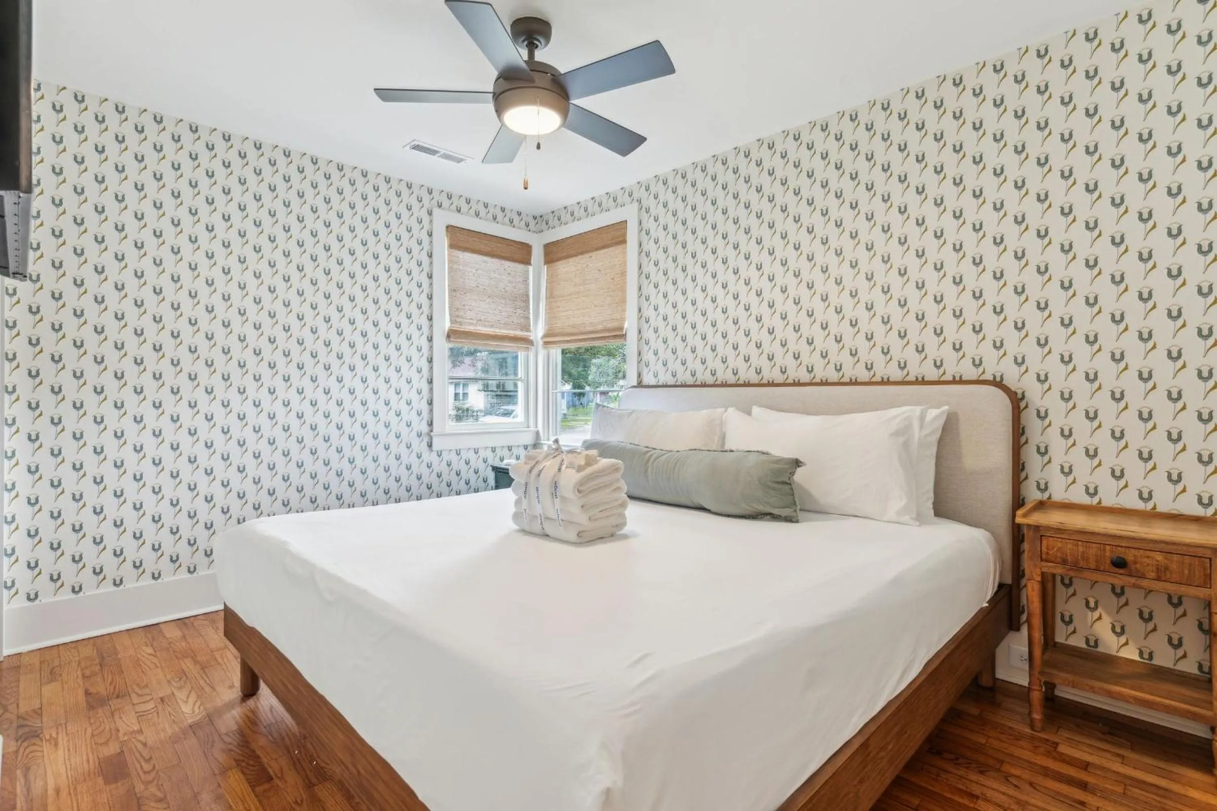 Bed in The Starlight Motor Inn