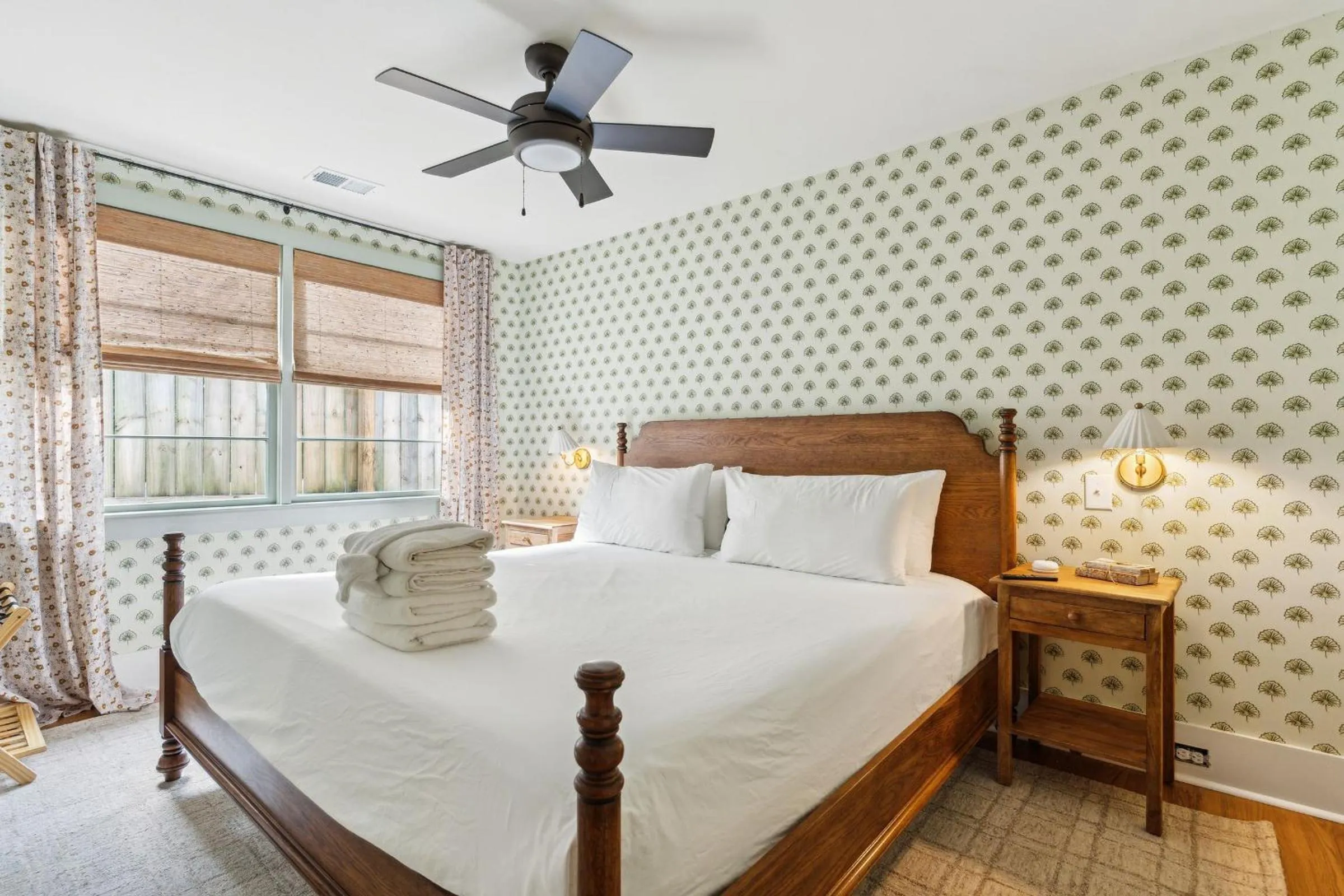 Bed in The Starlight Motor Inn