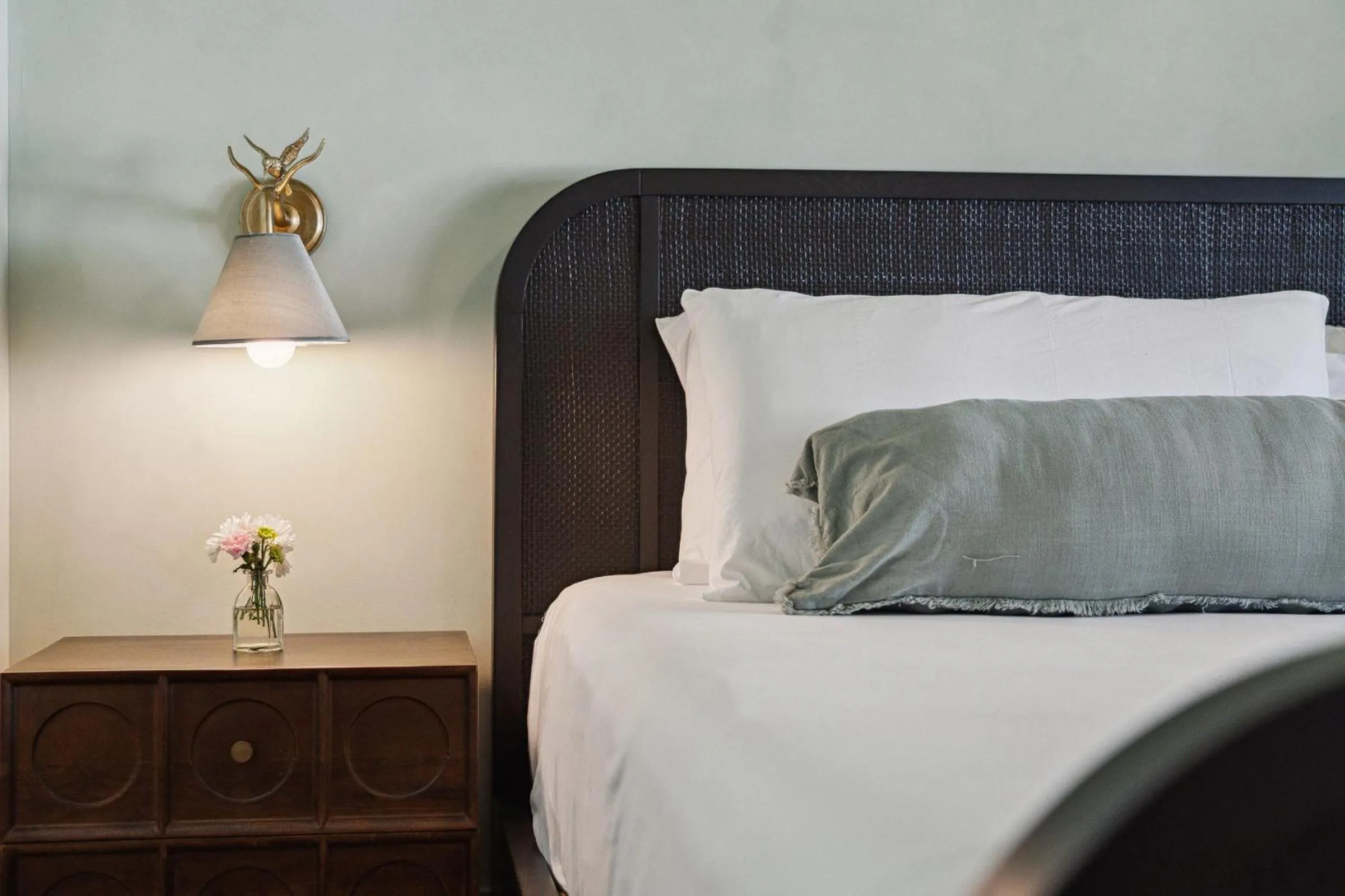 Bed in The Starlight Motor Inn