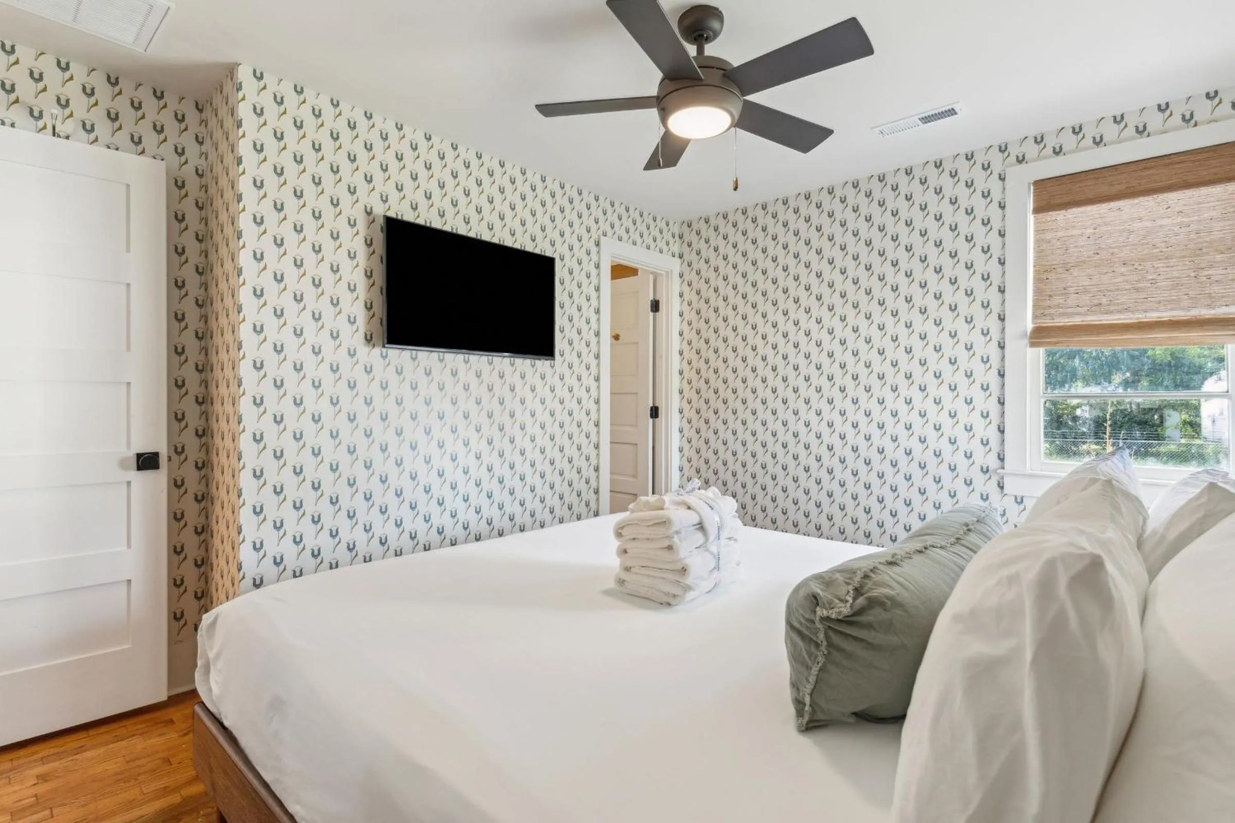 Bed in The Starlight Motor Inn