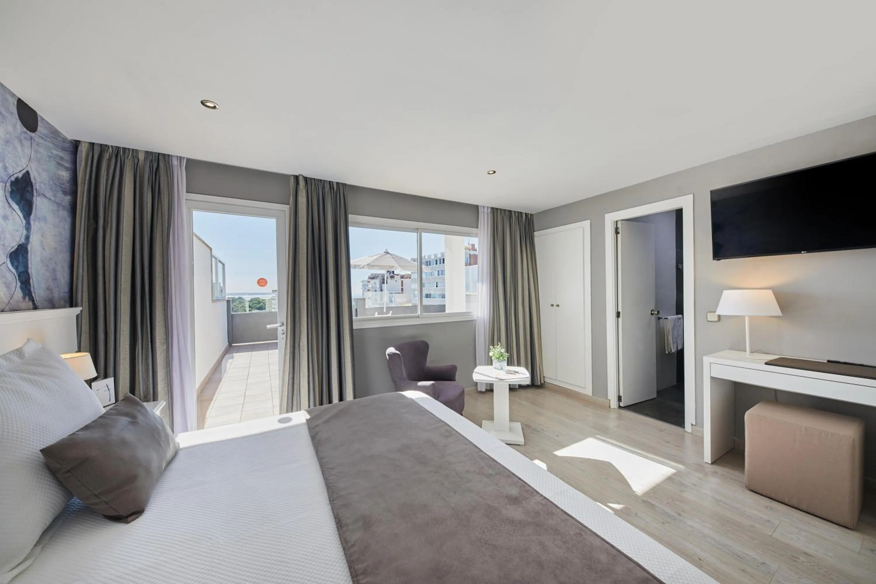 Photo of the whole room, Bed in Hotel Joan Miró Museum