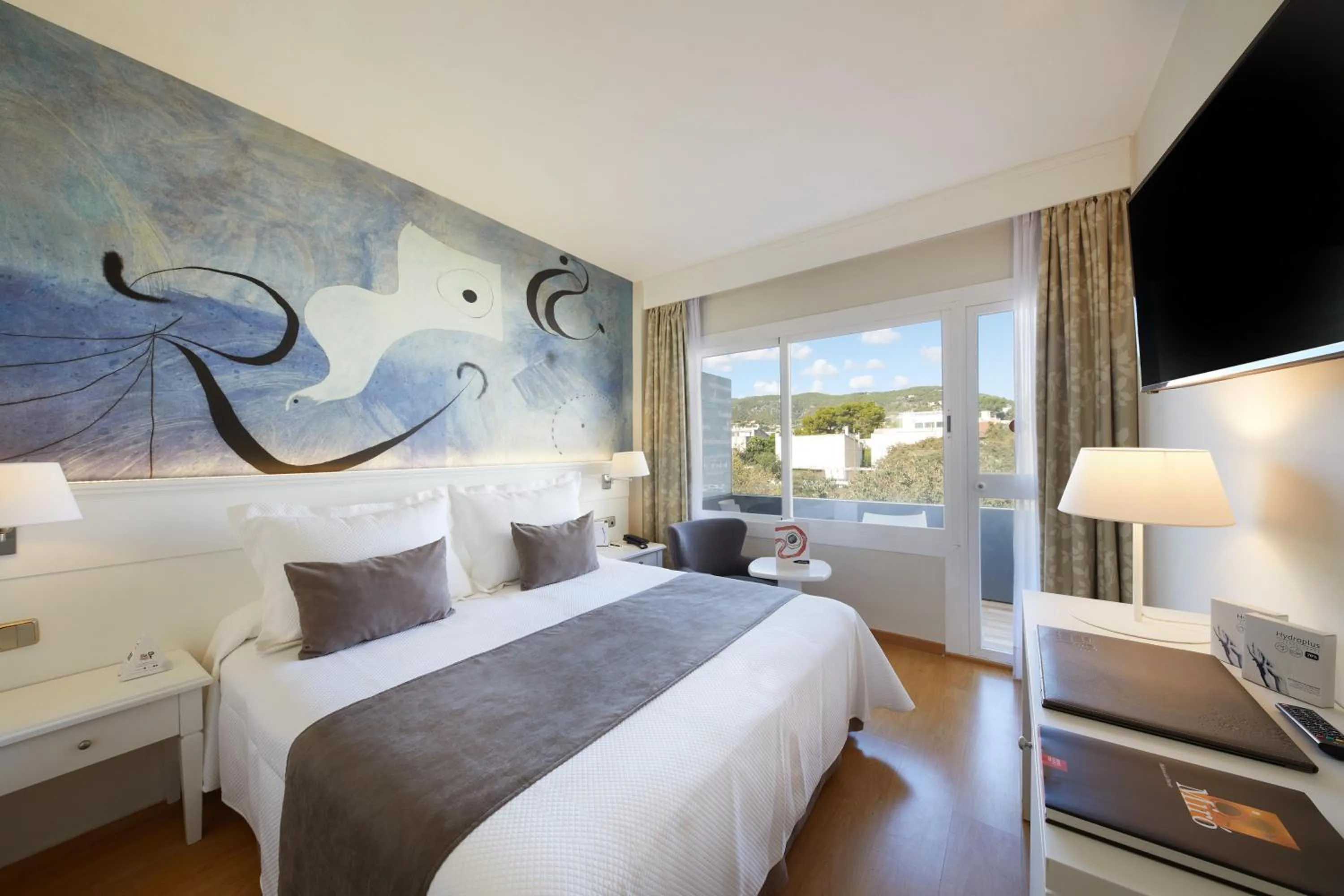 Photo of the whole room, Bed in Hotel Joan Miró Museum