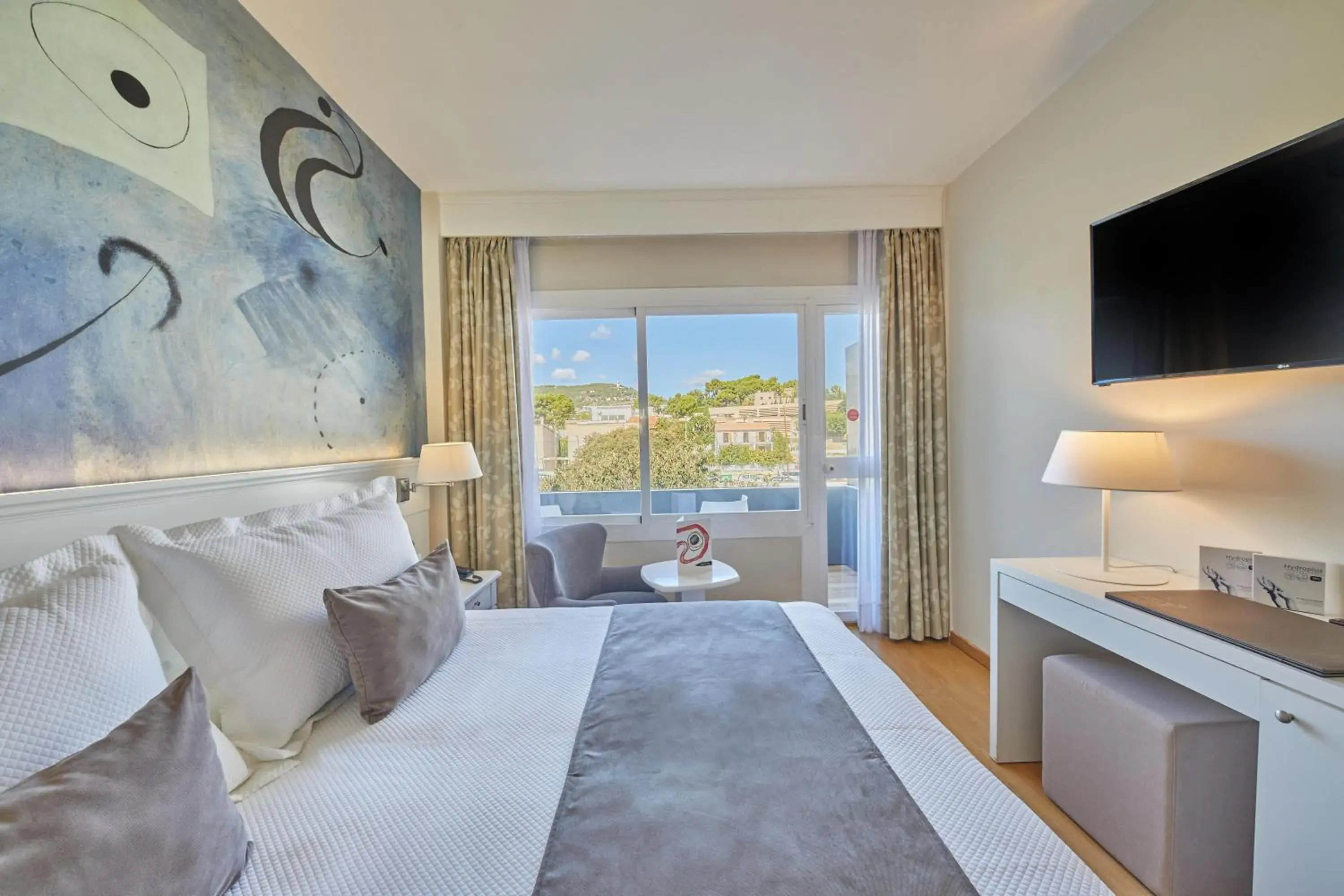 Photo of the whole room, Bed in Hotel Joan Miró Museum Photo of the whole room, Bed in Hotel Joan Miró Museum