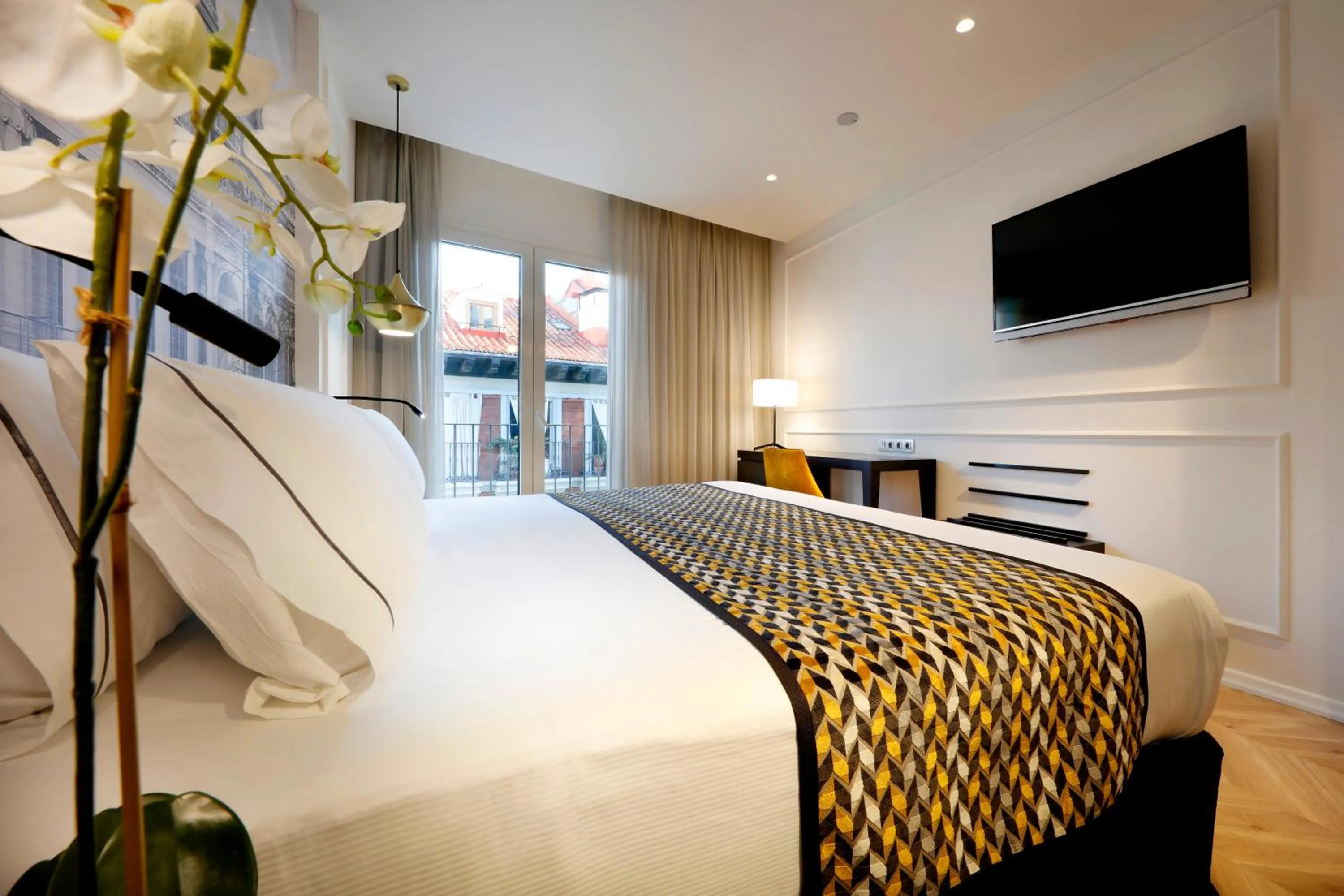 Photo of the whole room, Bed in Eurostars Madrid Gran Vía