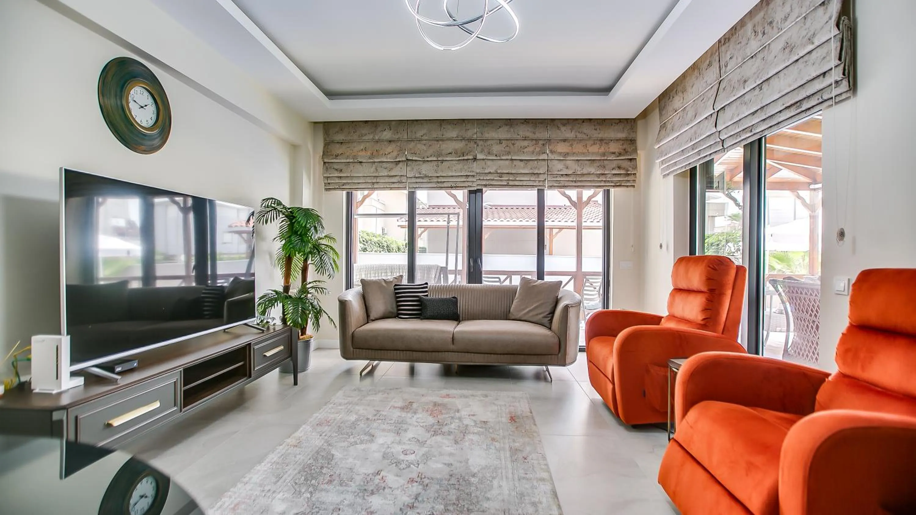 Communal lounge/ TV room in Paradise Town Villa Majesty