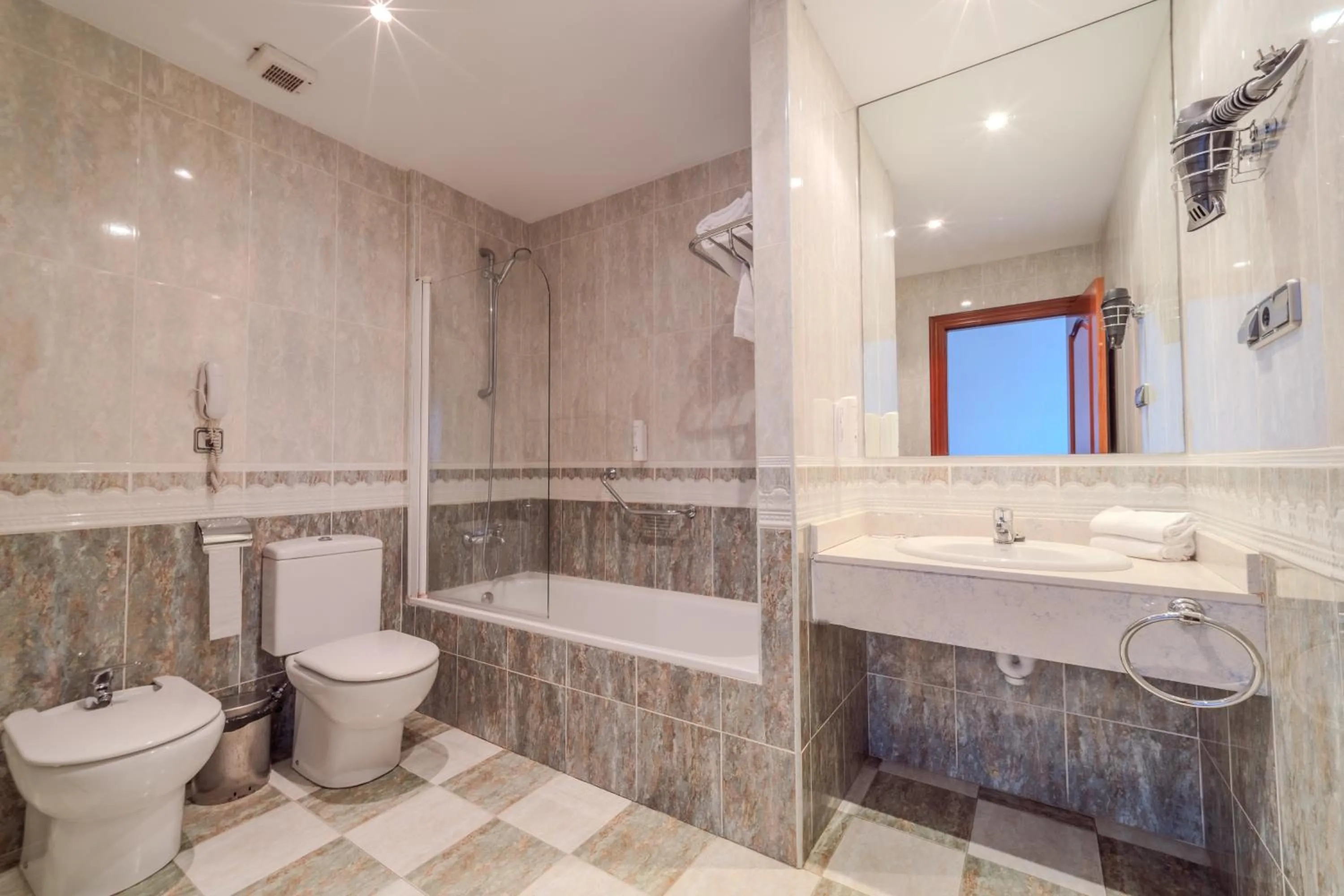 Bathroom in Hotel ITC Ciudad de Haro