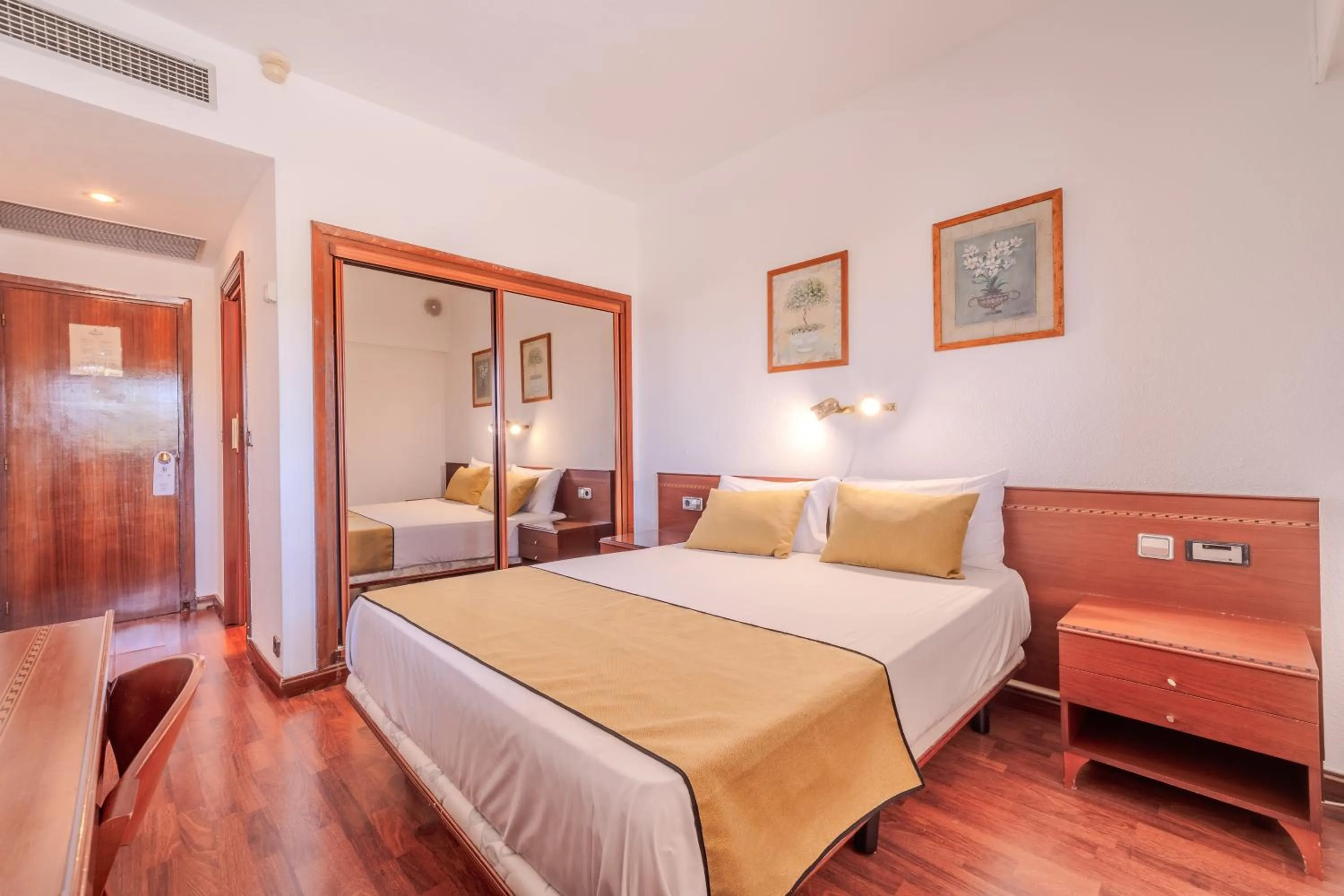 Bedroom, Bed in Hotel ITC Ciudad de Haro