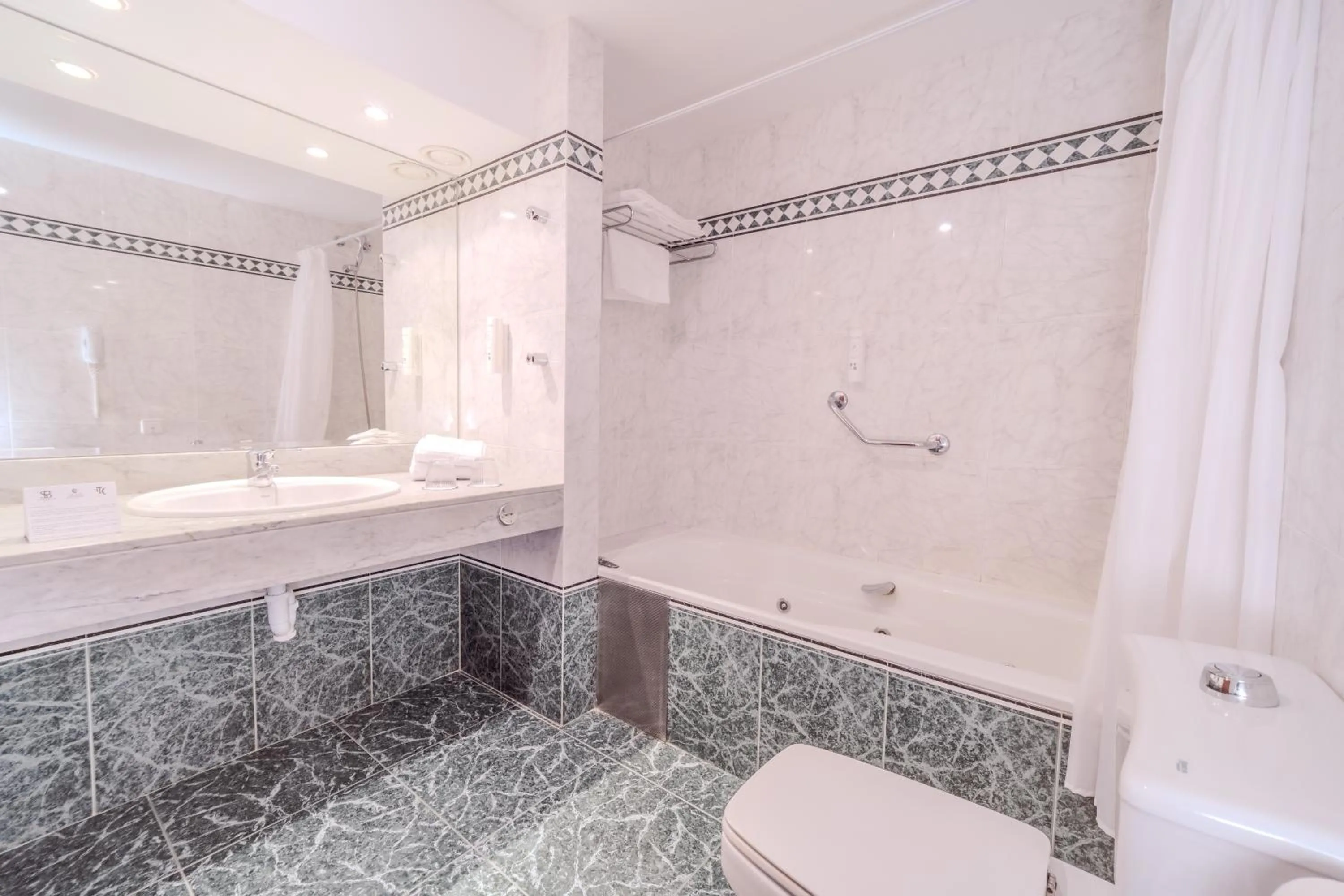 Bathroom in Hotel ITC Ciudad de Haro