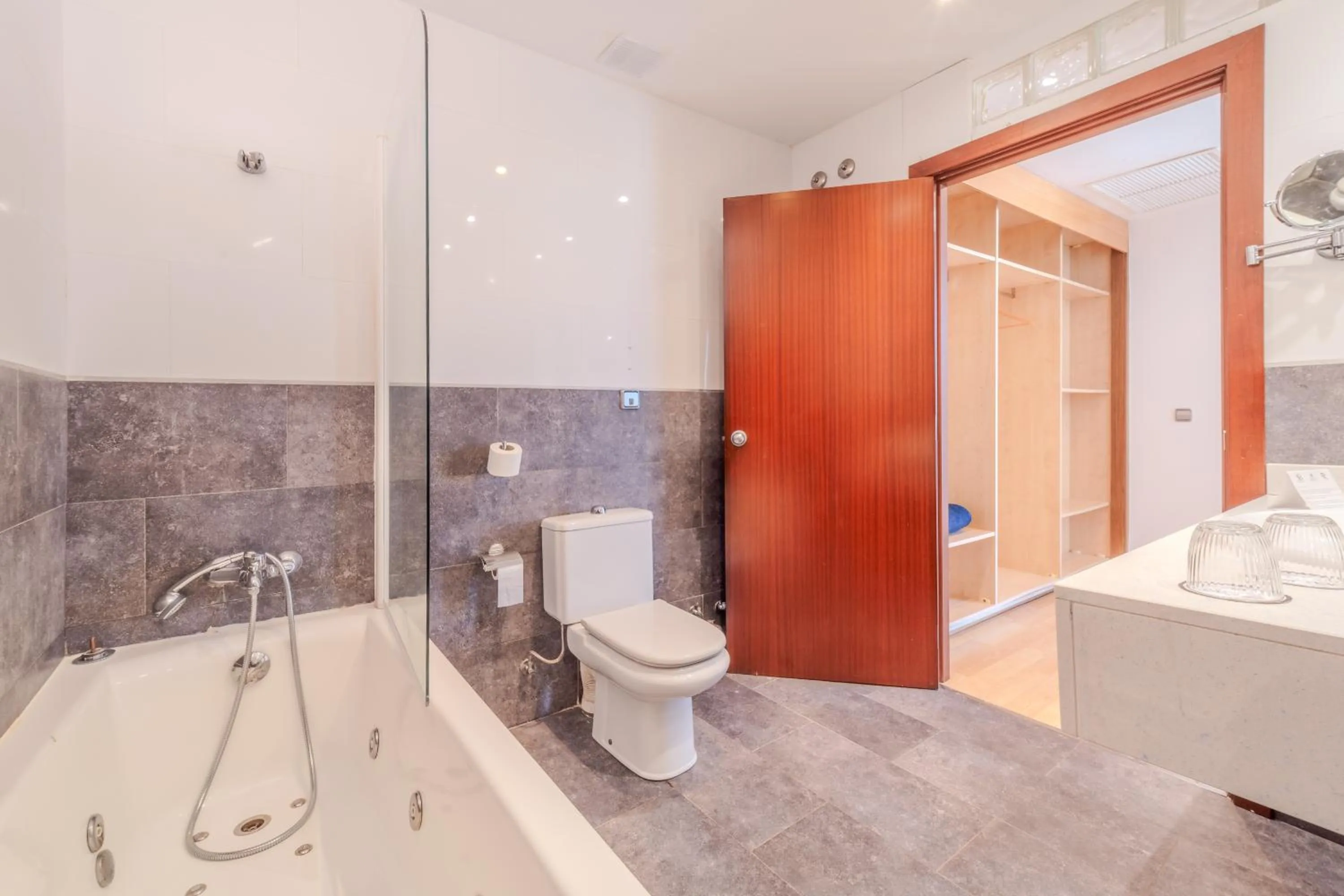 Bathroom in Hotel ITC Ciudad de Haro