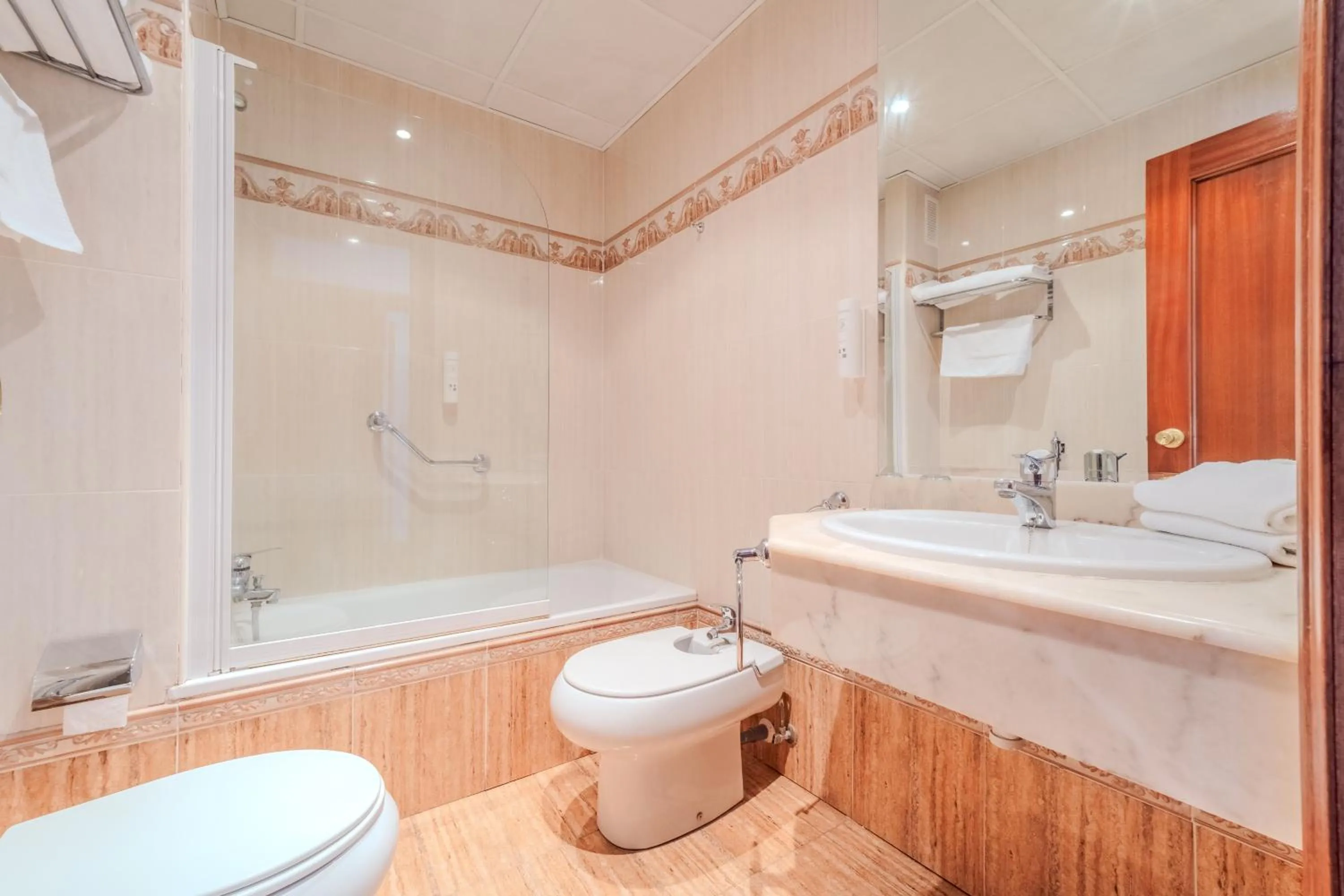 Bathroom in Hotel ITC Ciudad de Haro