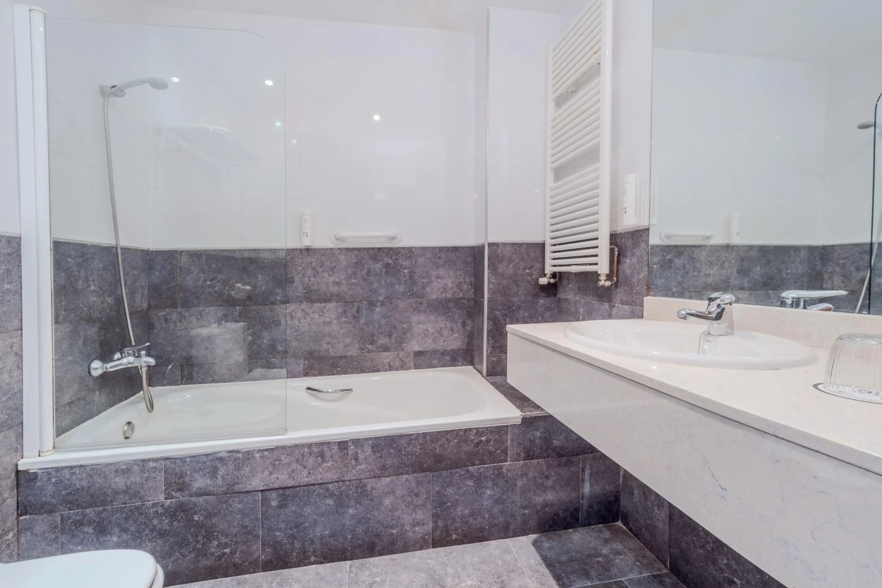 Bathroom in Hotel ITC Ciudad de Haro