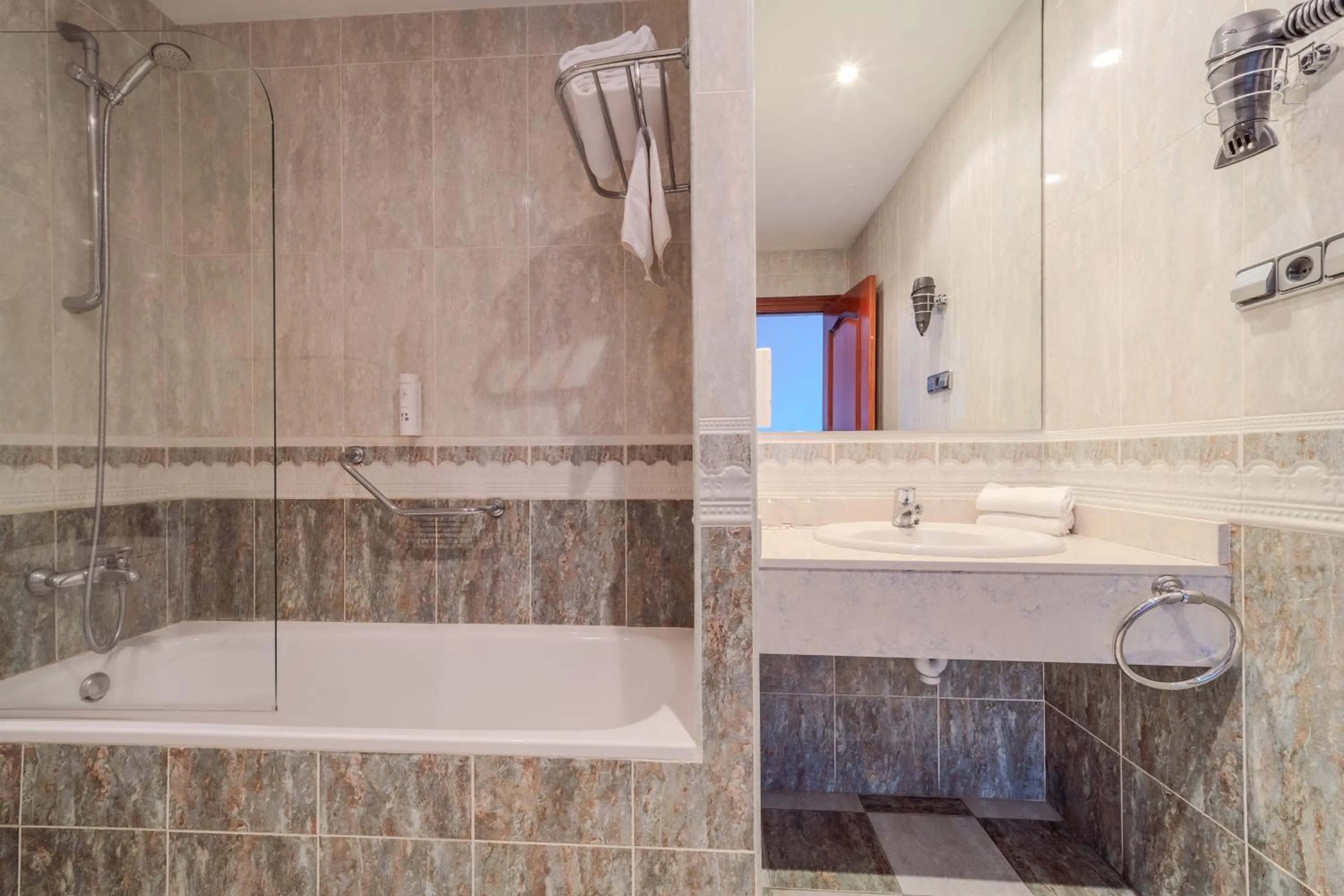 Bathroom in Hotel ITC Ciudad de Haro