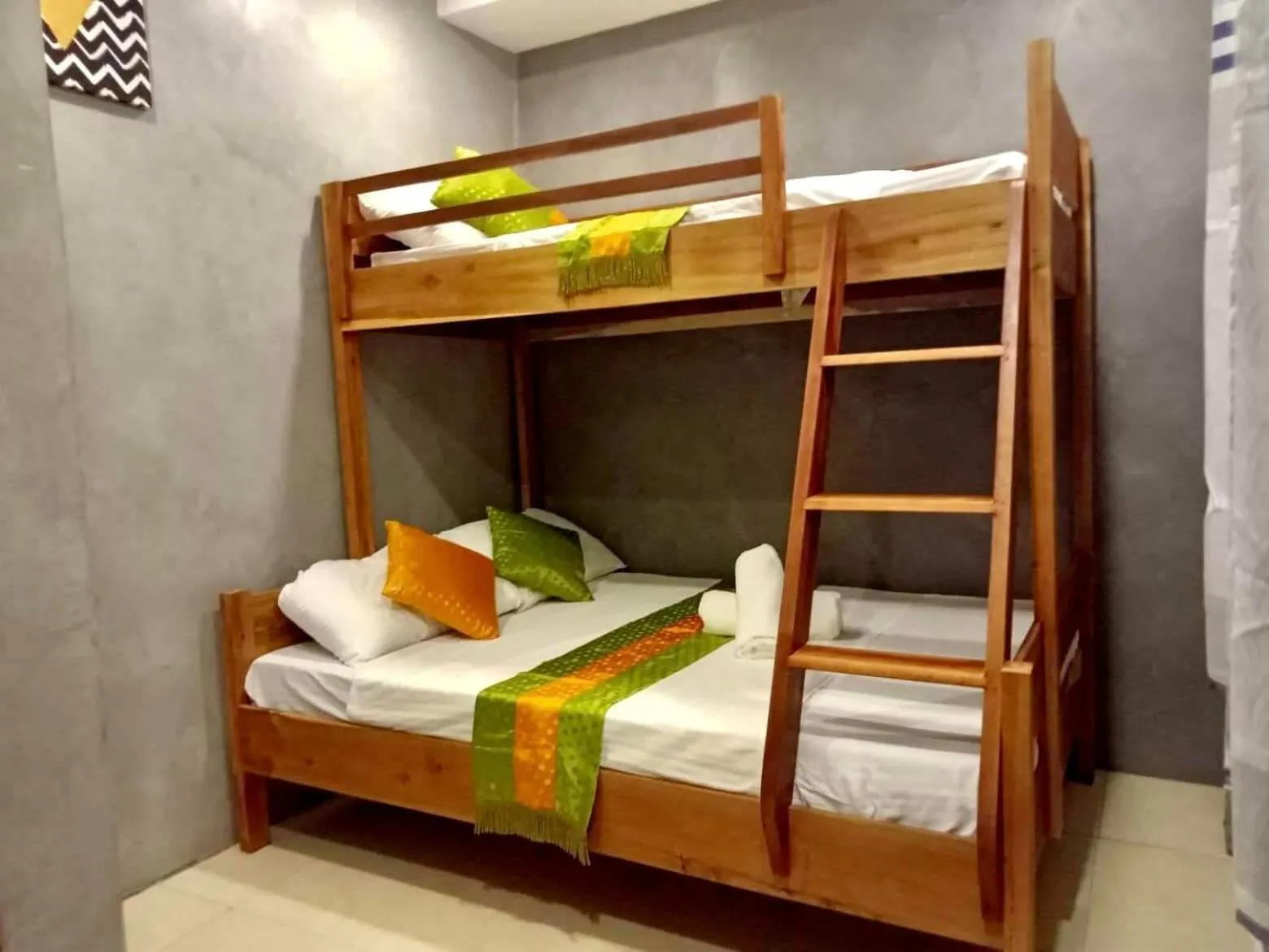 Bed in RL Harbor Inn