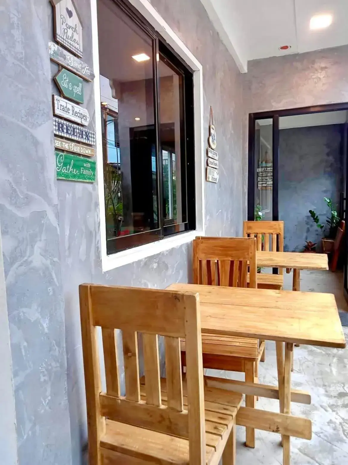 Lounge or bar in RL Harbor Inn Lounge or bar in RL Harbor Inn