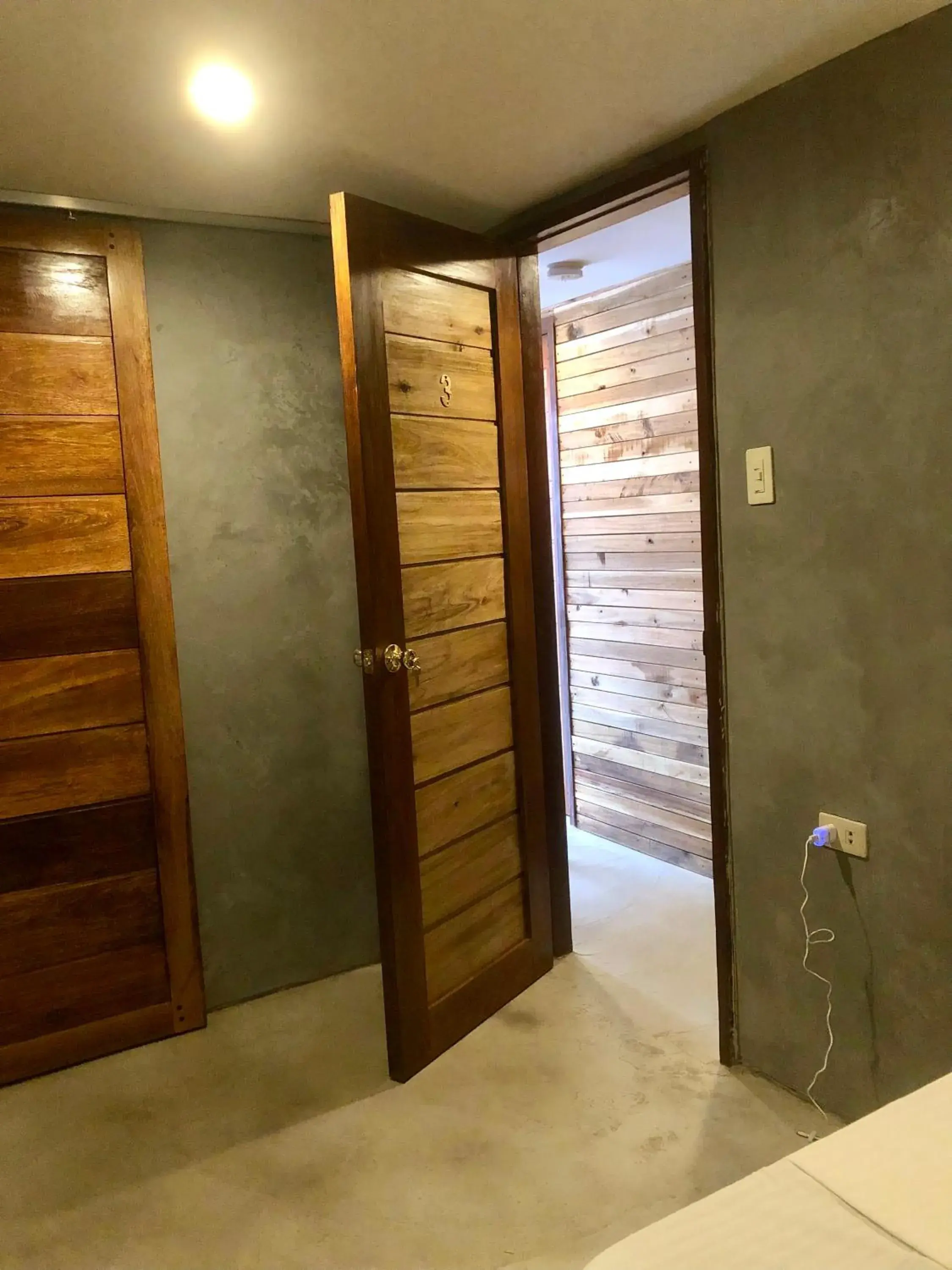 Facade/entrance in RL Harbor Inn Facade/entrance in RL Harbor Inn