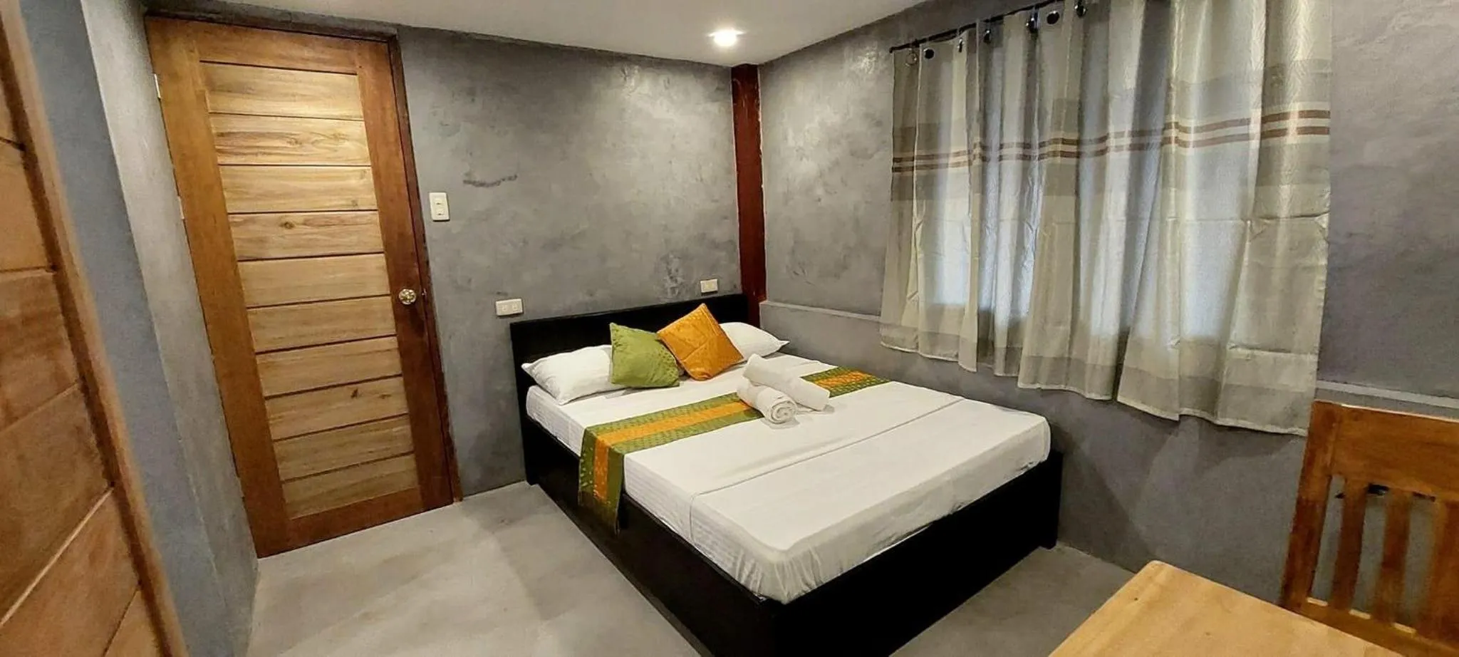 Bed in RL Harbor Inn