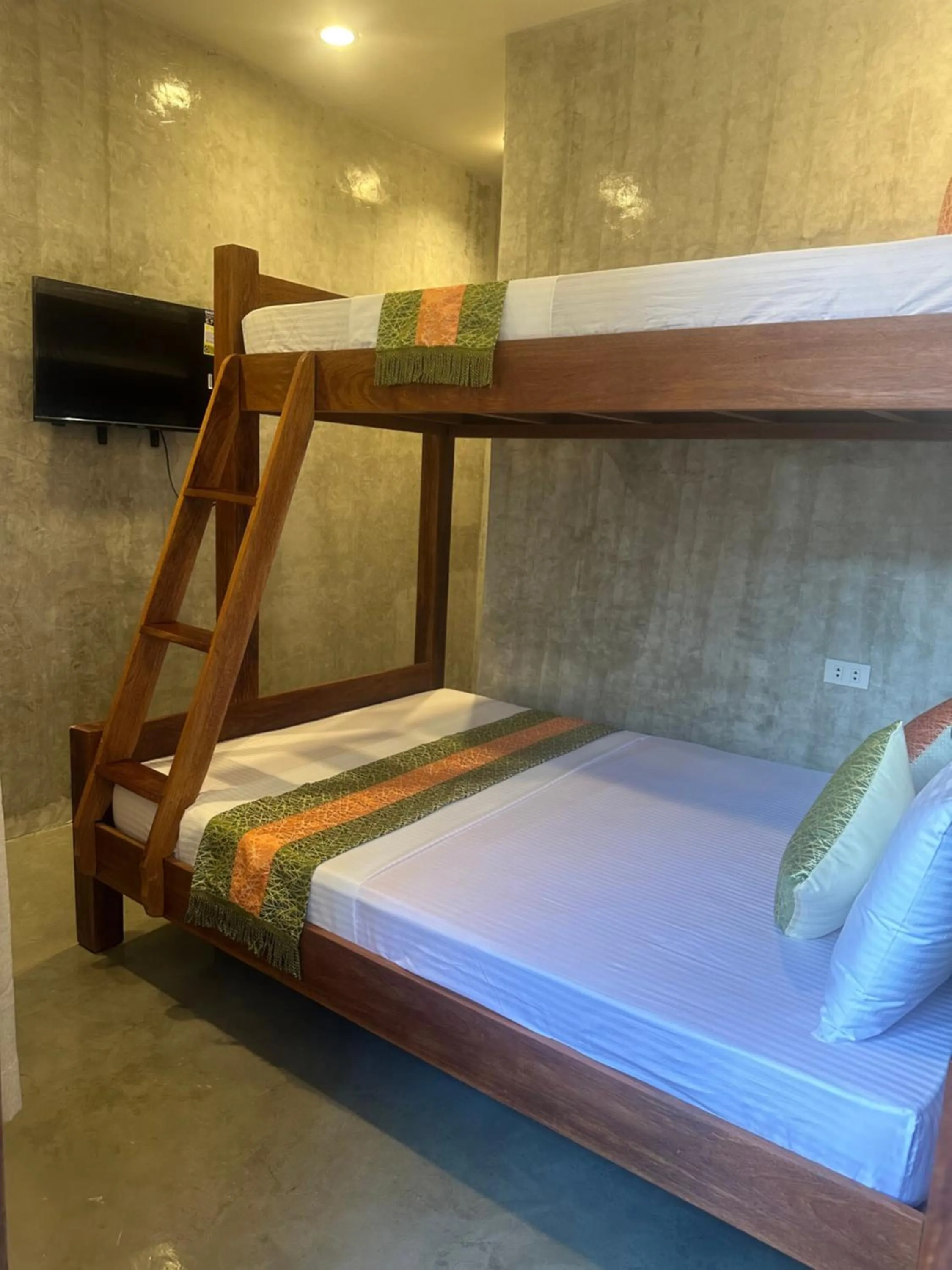 Bed in RL Harbor Inn