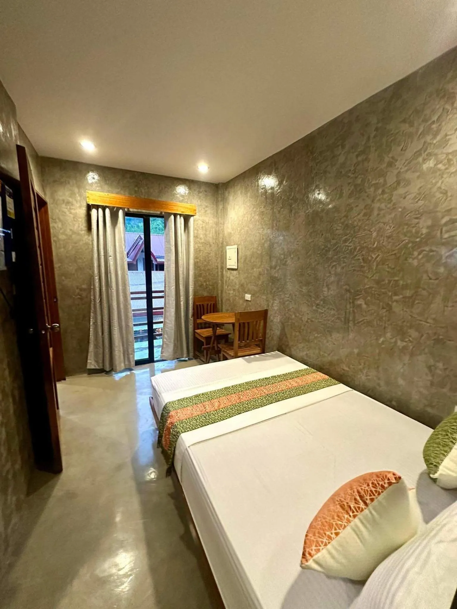 Bed in RL Harbor Inn